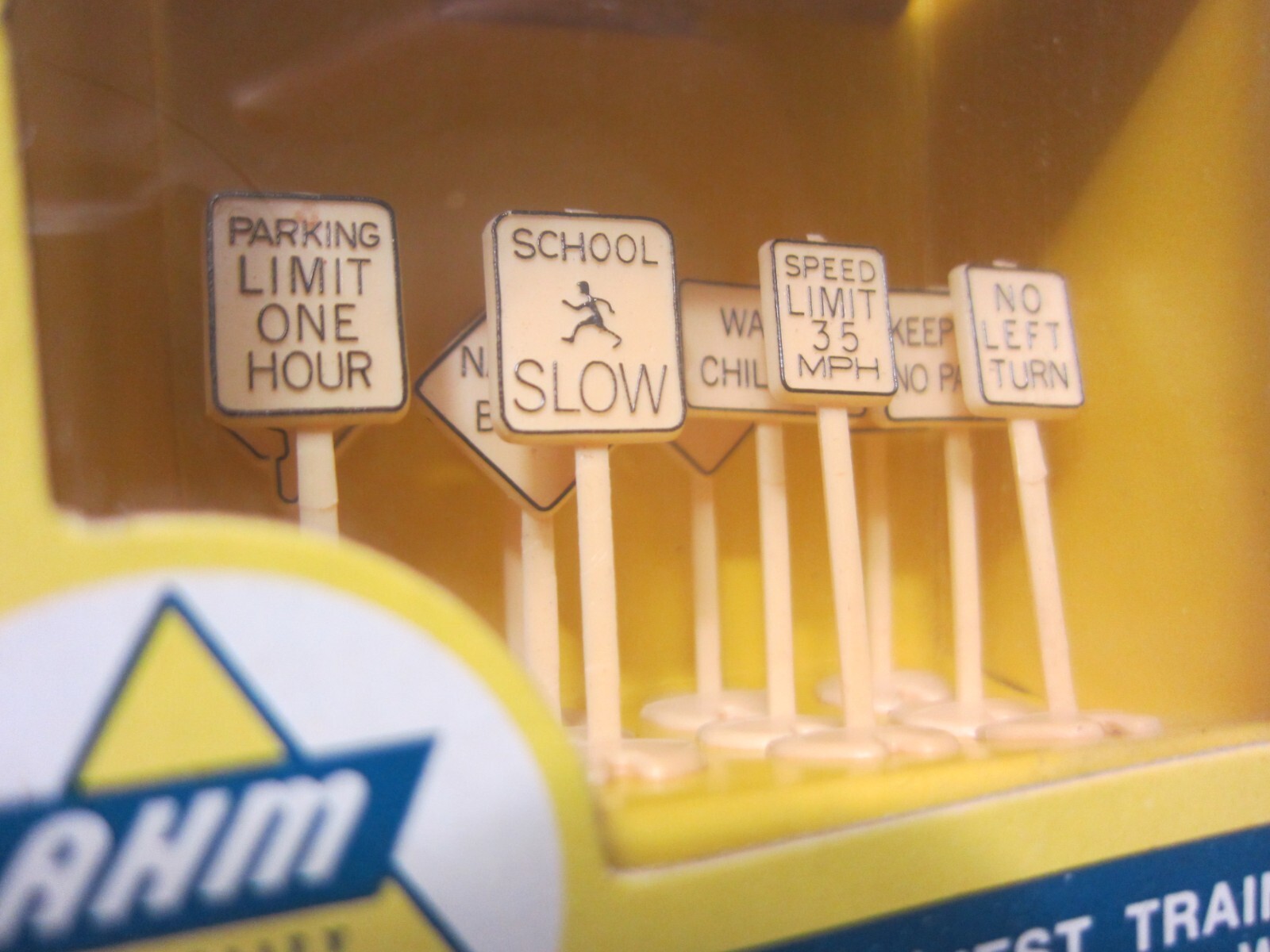 AHM Accessories HO Scale Model Trains 23 Assorted RR & Traffic Signs #5612 New