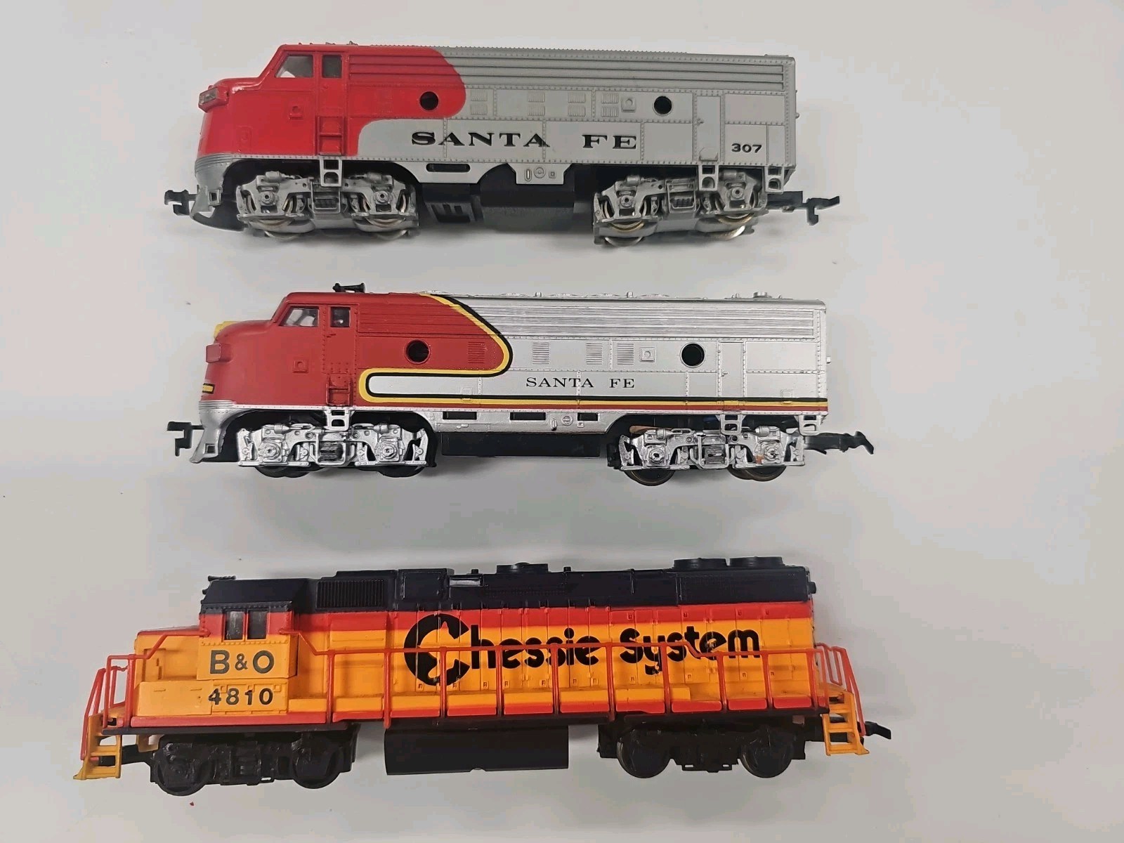 HO Lot of 3 Diesel Engines Chessie System, Santa Fe. See Video And Description.
