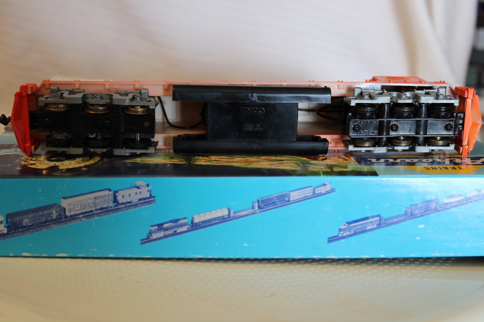HO Scale TYCO, Diesel Locomotive, Illinois Central Gulf, #1102, white & Orange