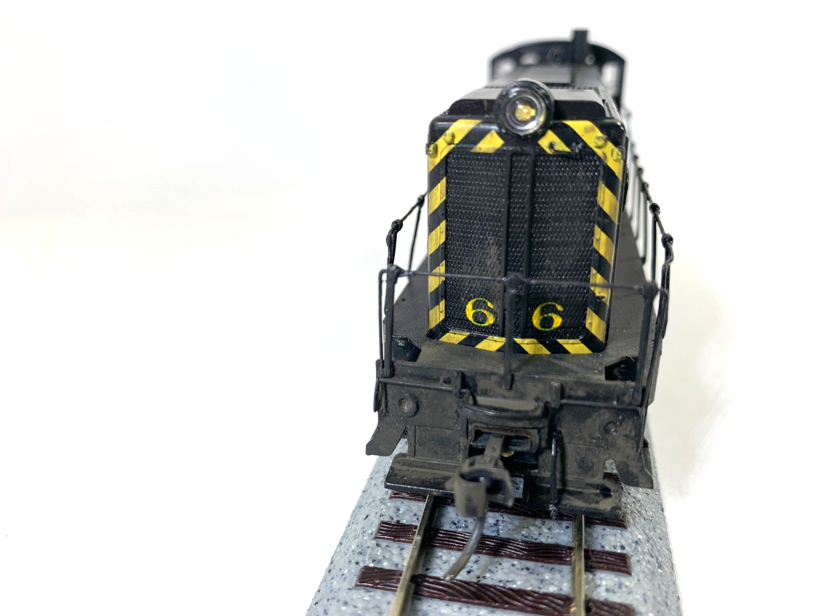 HO Stewart Hobbies 4627 Baldwin VO-660 Phase 1 #66 (weathered)