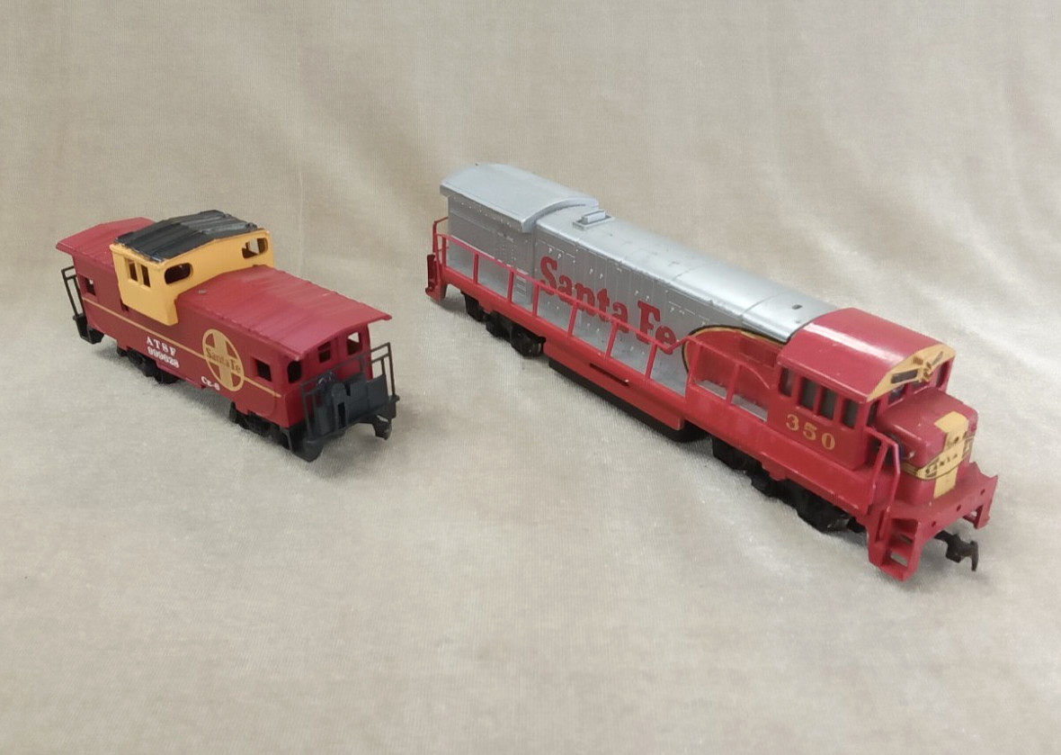 HO Gauge Bachman Santa Fe #350 Diesel Locomotive and Caboose Set * XXMR412E