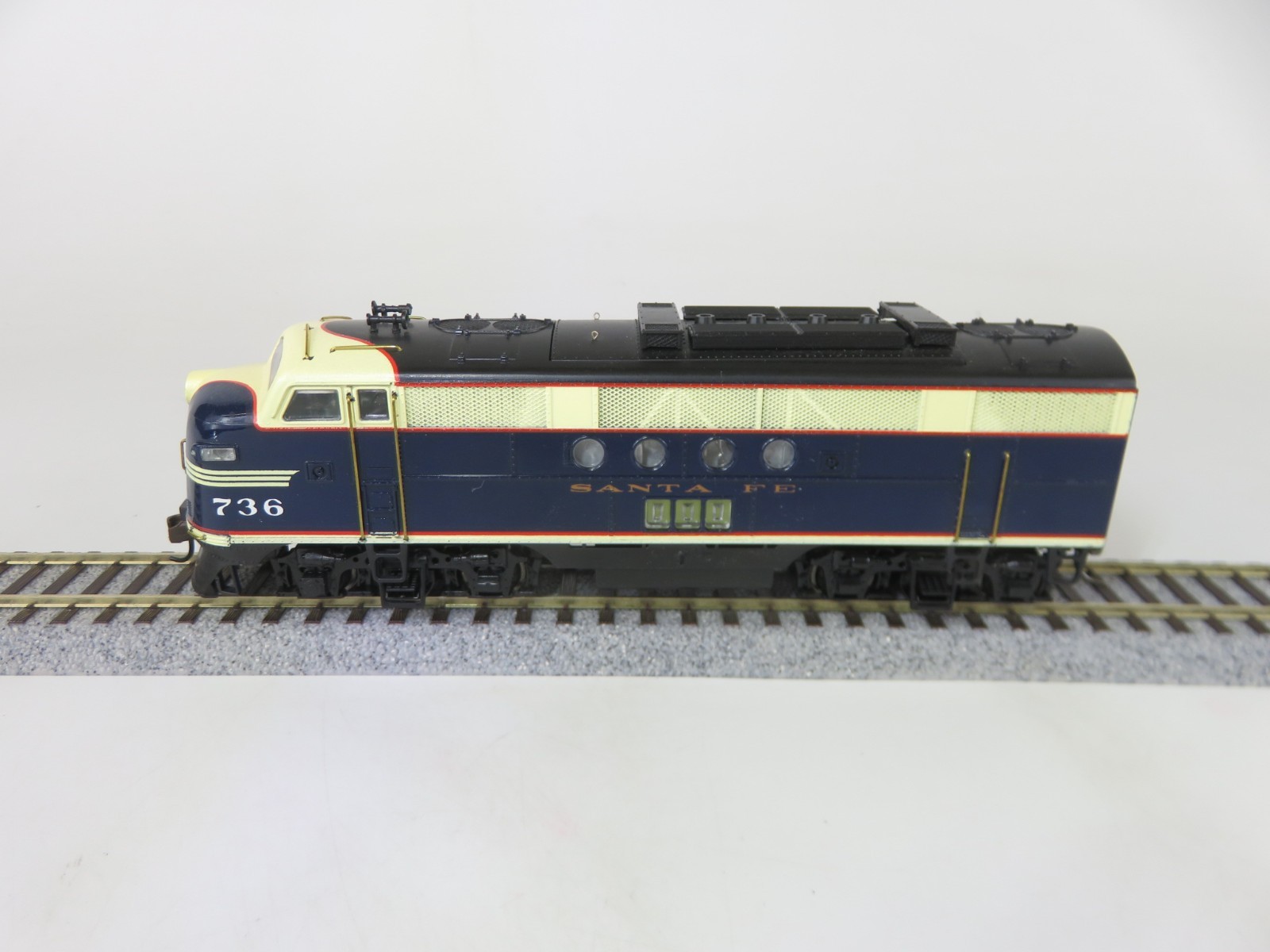 Stewart Hobbies HO Scale AT&SF Santa Fe EMD FT Diesel Locomotive #736 DCC