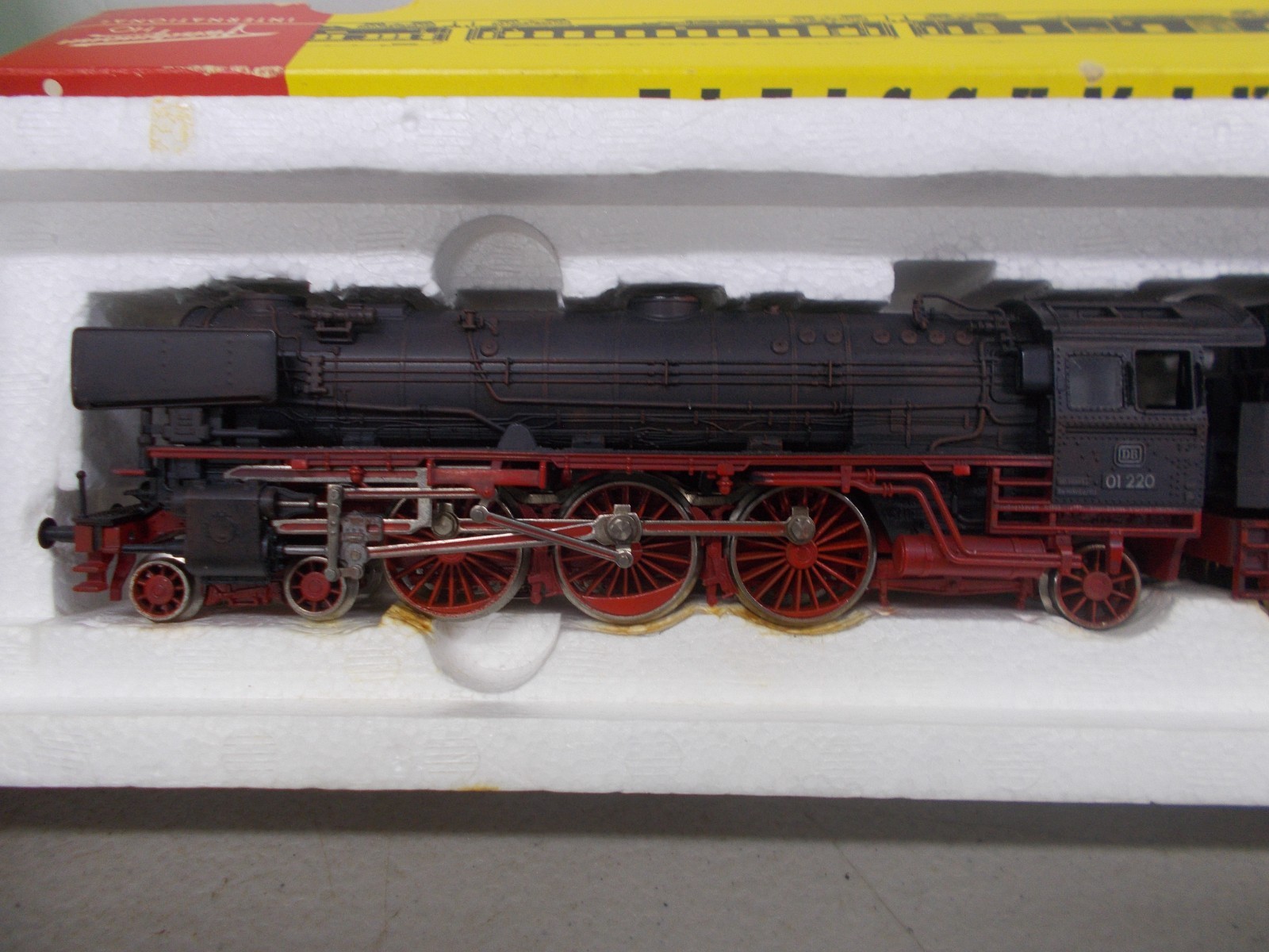 FLEISCHMANN ~ 4-6-2 LOCOMOTIVE # 01 220 & POWERED TENDER ~HO SCALE