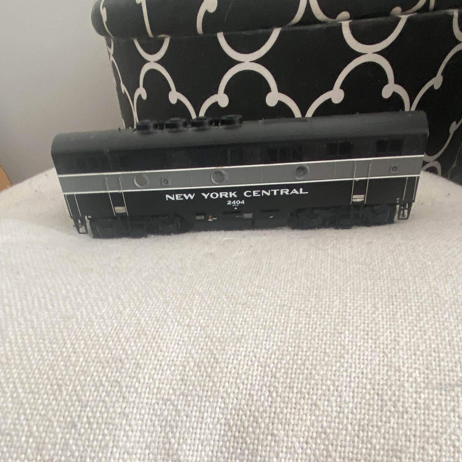 Lionel New York Central Diesel Locomotive 2404 Black Gray White Plastic