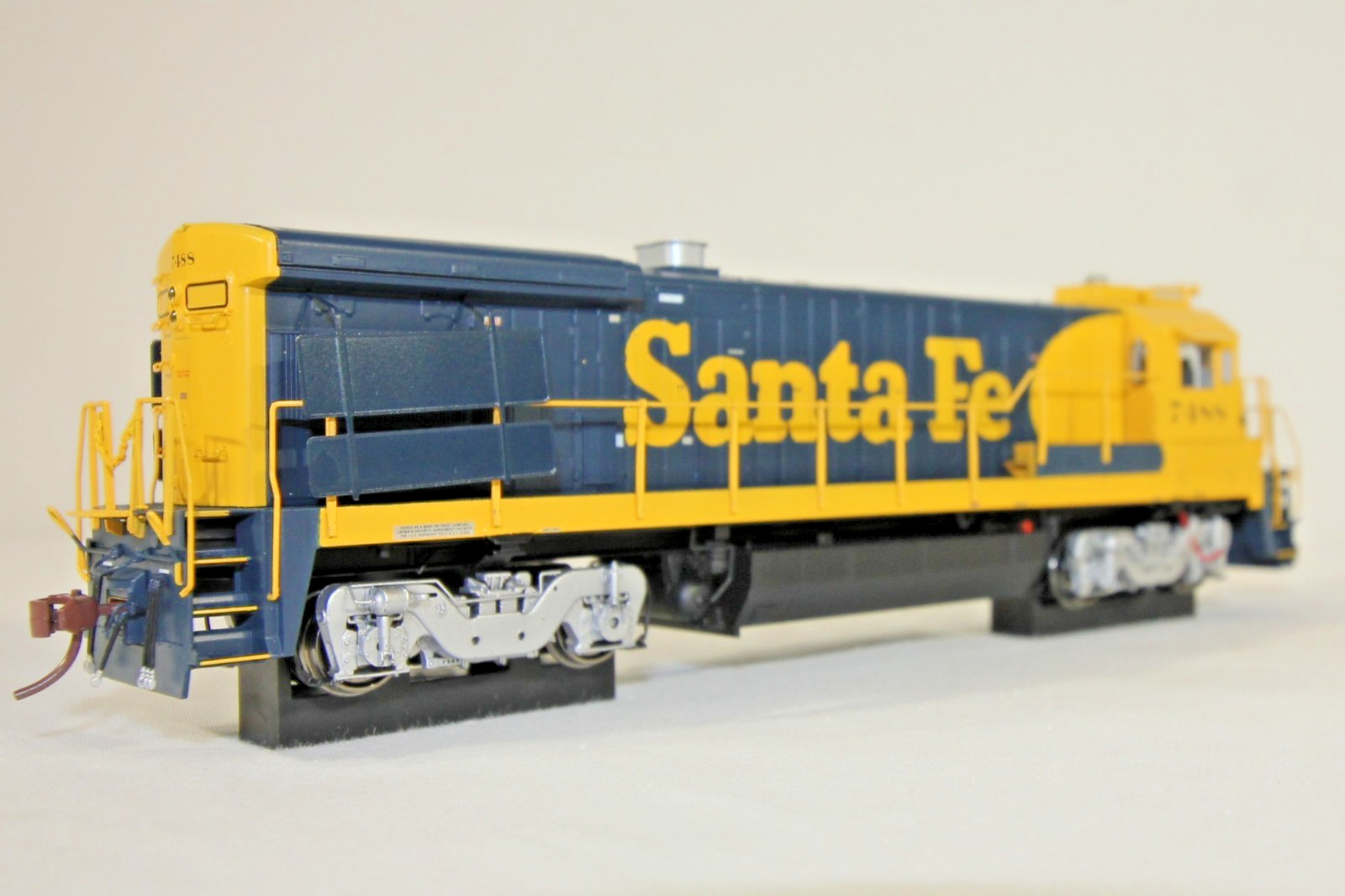 Rapido 18001 HO GE B36-7 Santa Fe ATSF #7488 Blue Yellow DC NIB NOS