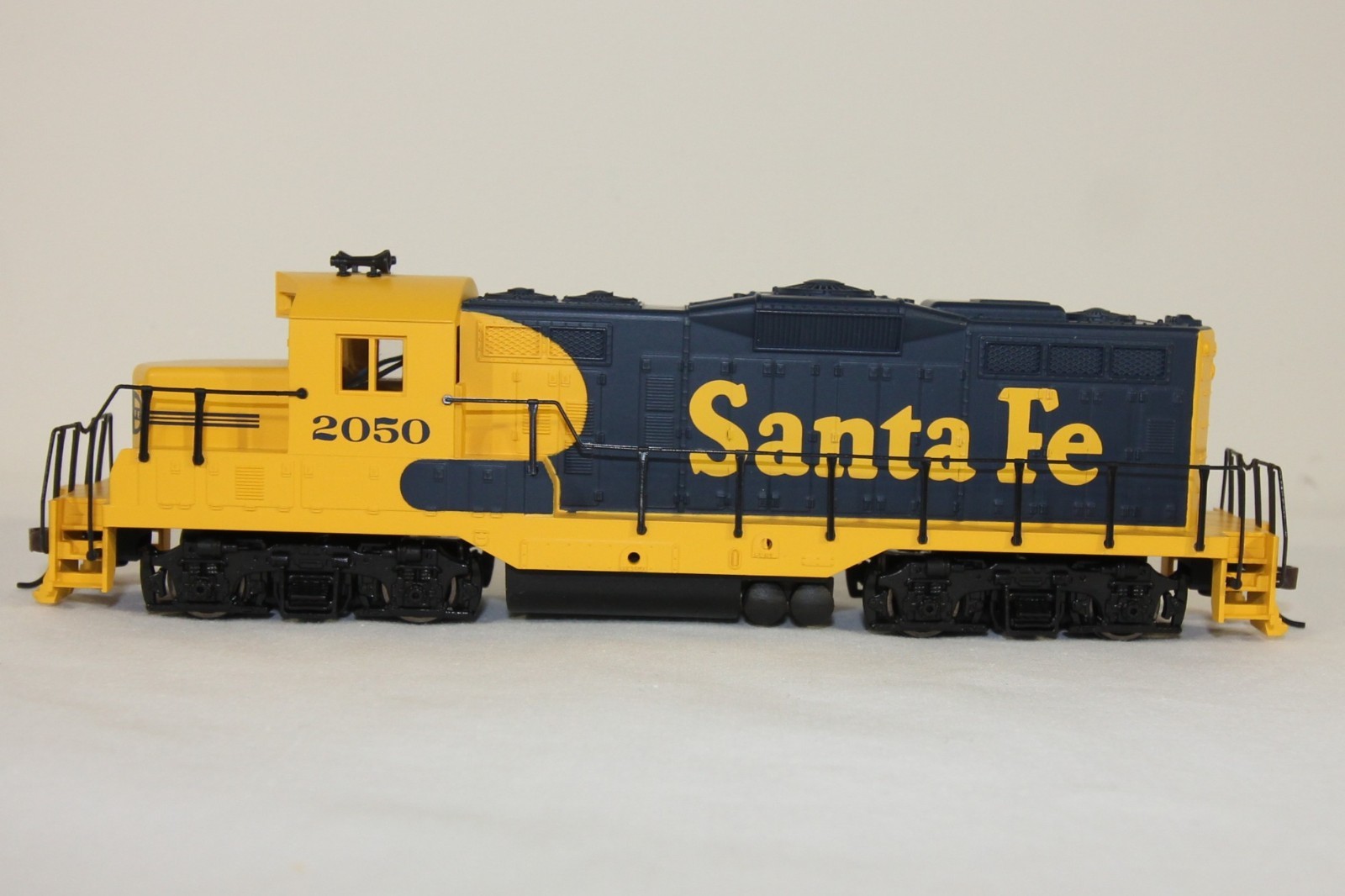 Walthers HO GP9M Santa Fe #2050 Classic Blue & Yellow – New/Original Packaging