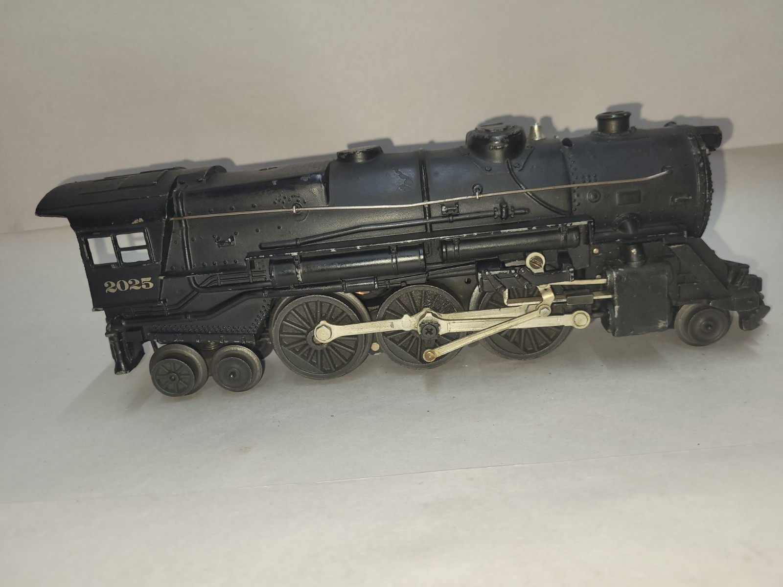 Postwar Lionel O Gauge 2-6-4 Steam Locomotive #2025 + Tender Runs Well!