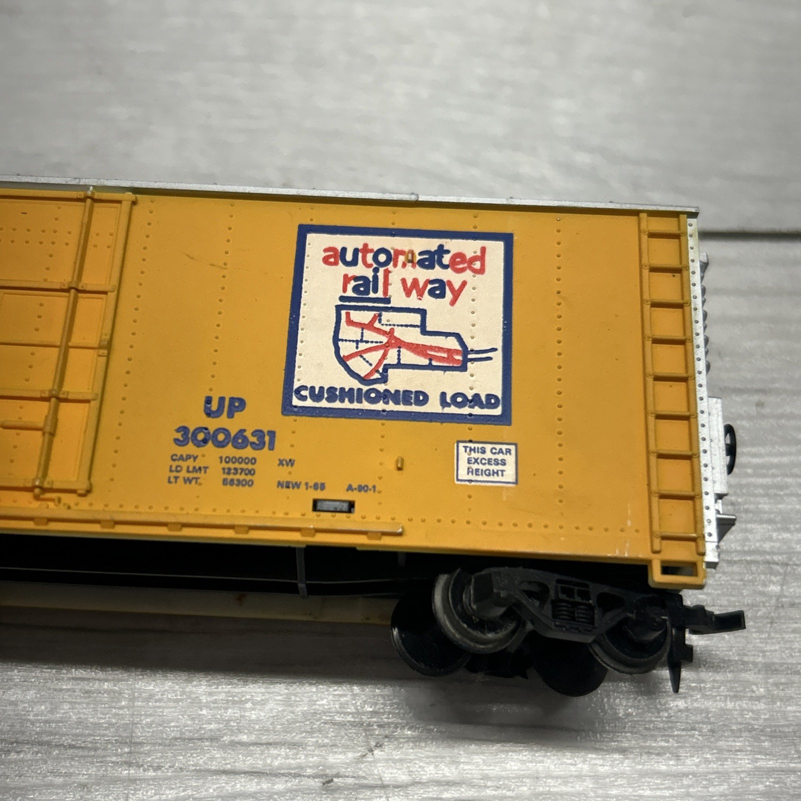 HO Scale Union Pacific Railroad 50′ High Roof Boxcar #300631