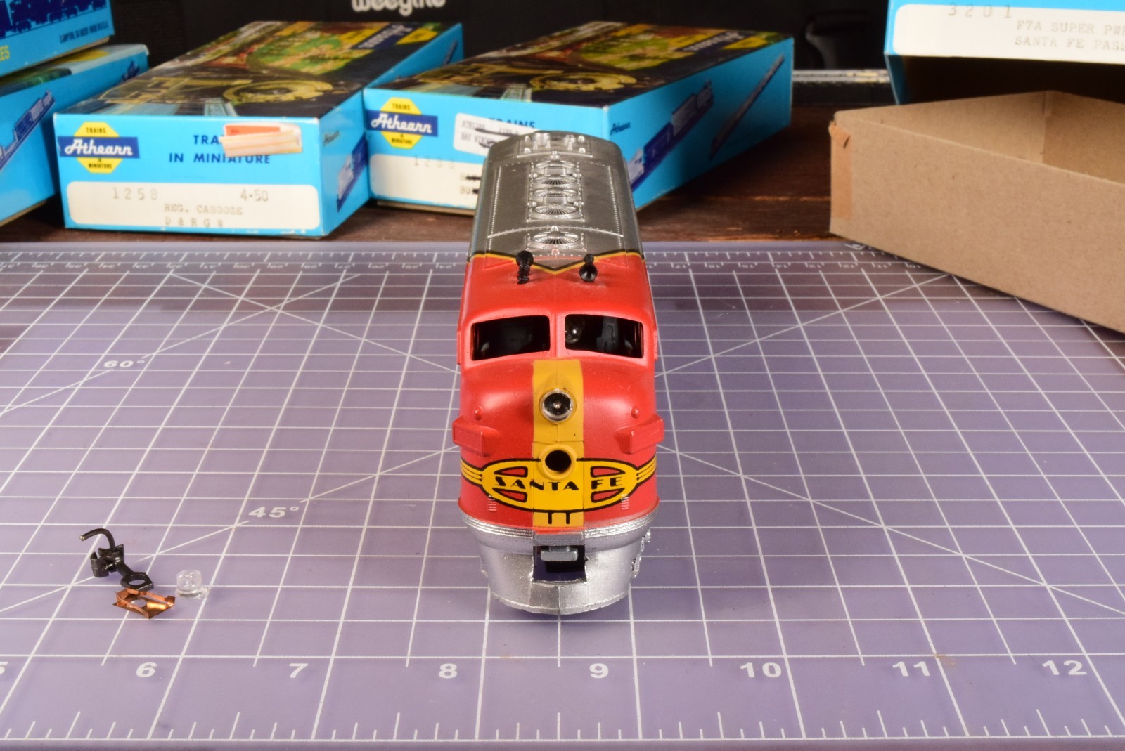 near TrkRdy 16.9 oz Good Working Condition Athearn F7A Super Power Santa Fe