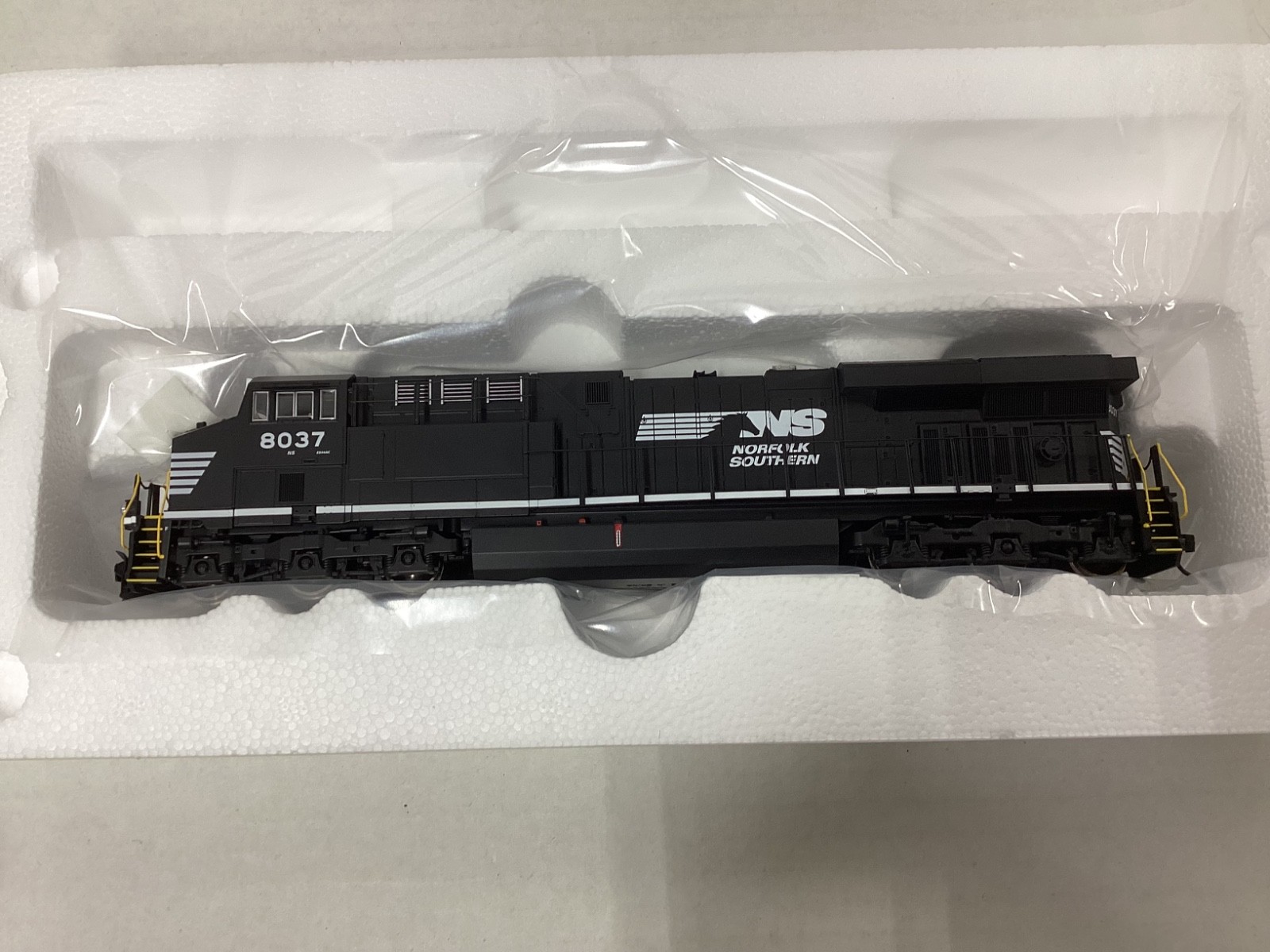Walthers Mainline #910-20231 HO scale “NS” ES44AC with DCC/Sound Rd.#8037