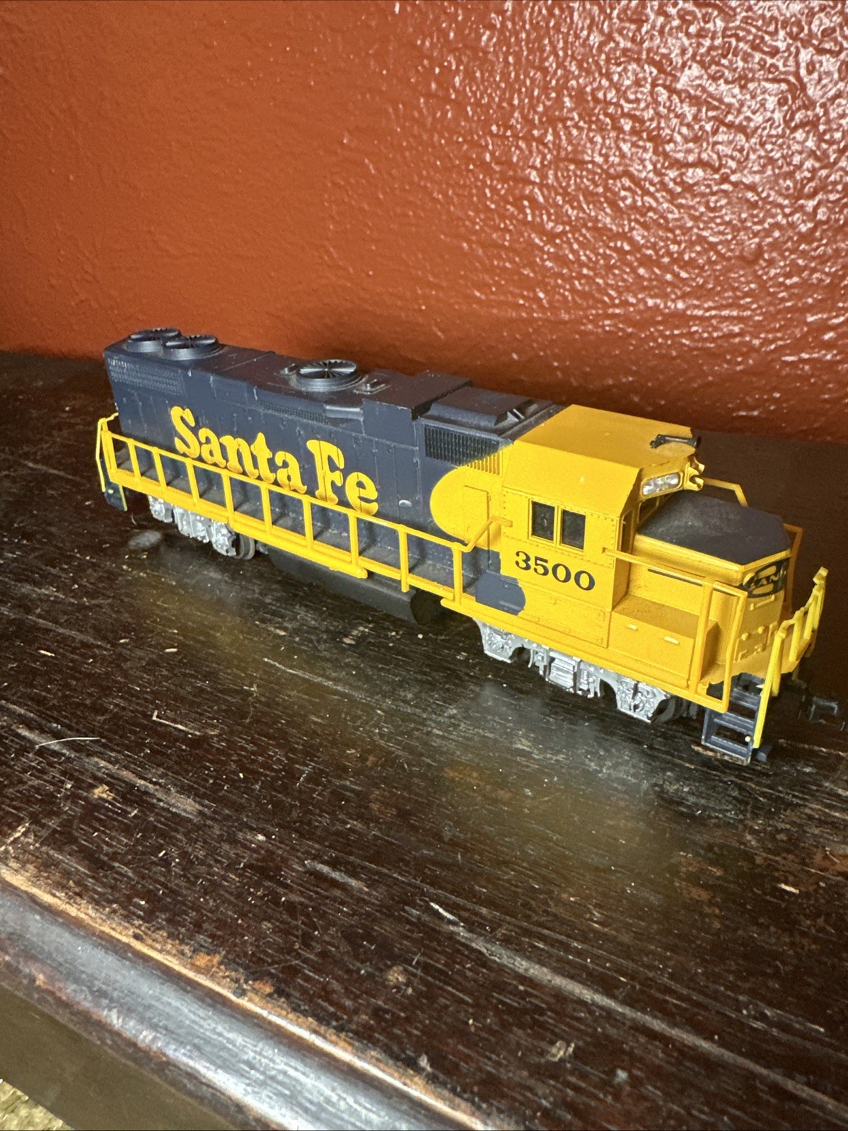 HO Scale Life-Like 7843 Santa Fe Yellow Blue GP38 Diesel Locomotive #3500 Used