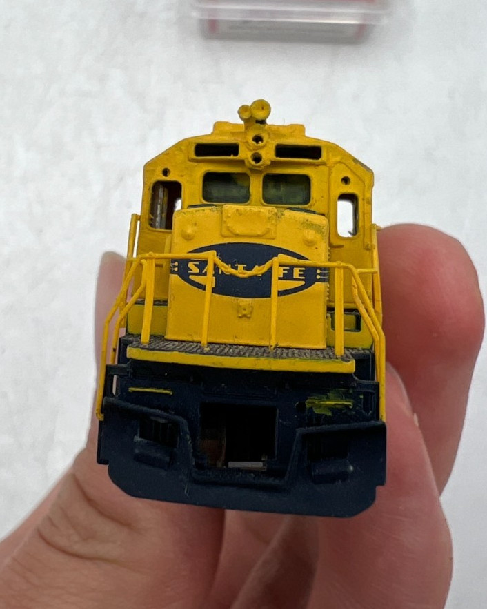 Atlas N Scale Santa Fe Blue / Yellow B23-7 Diesel Locomotive – Tested Read