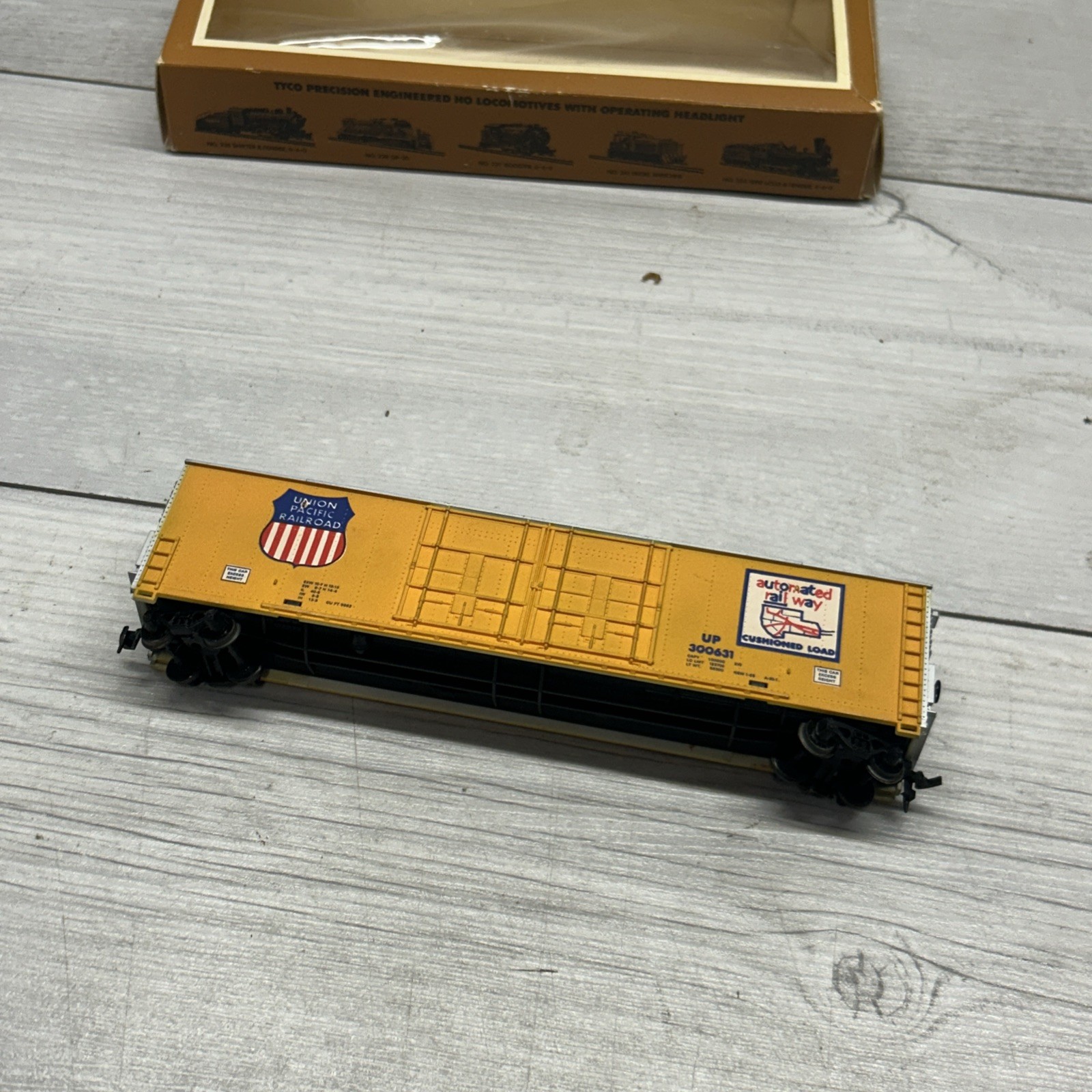 HO Scale Union Pacific Railroad 50′ High Roof Boxcar #300631