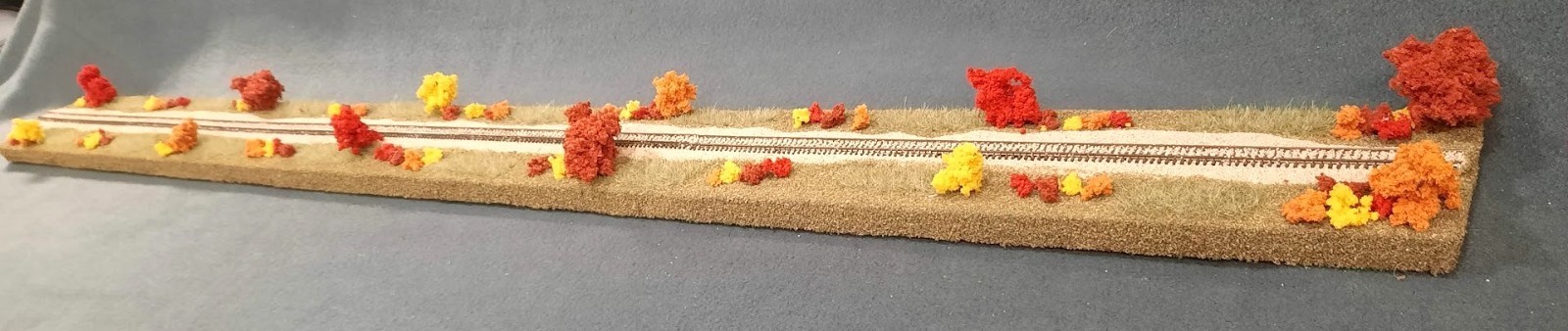 Z SCALE 36″ -“FALL FOLIAGE SCENE” DISPLAY DIORAMA – FOR ANY Z SCALE TRAINS