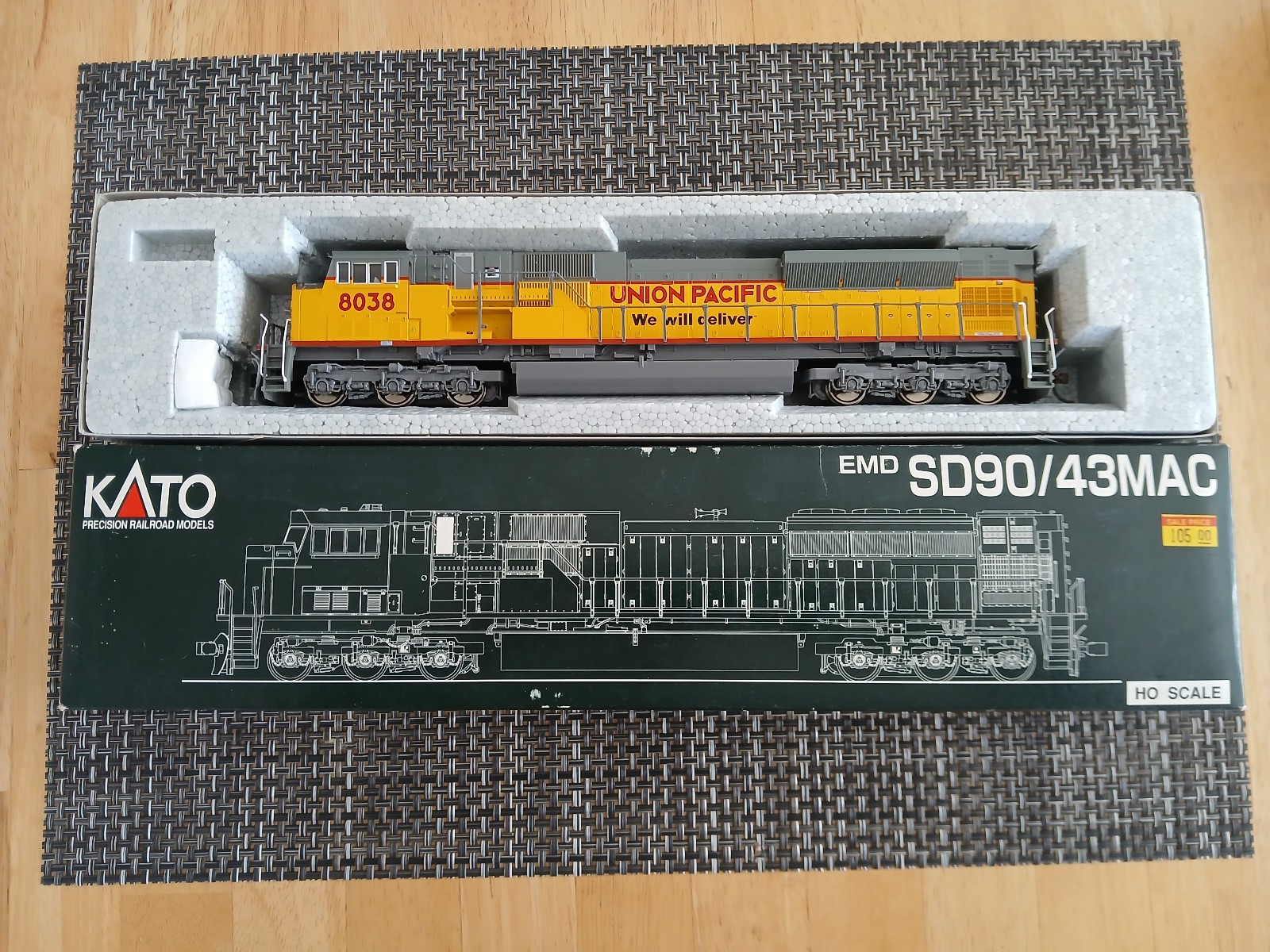Modern HO Scale KATO EMD Union Pacific SD90/43MAC #8038 Diesel Locomotive