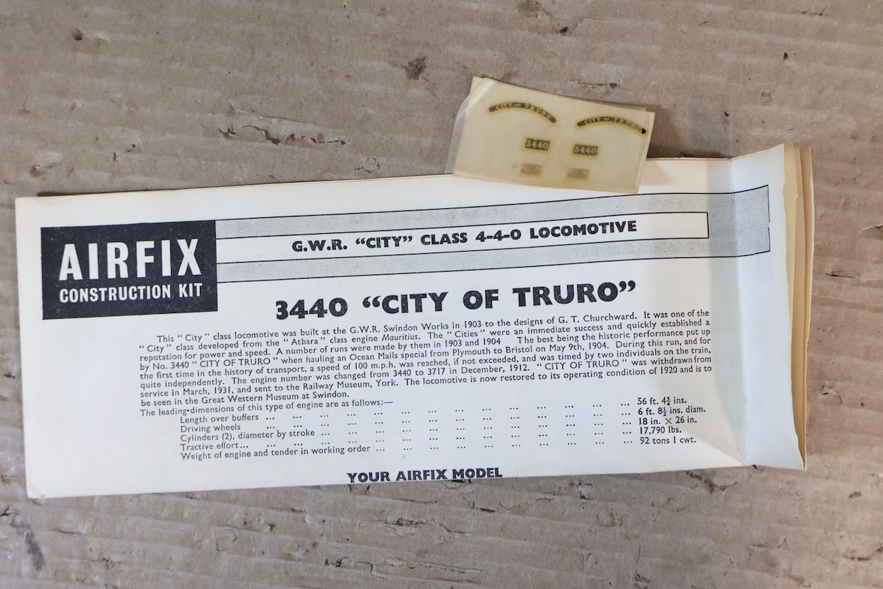 AIRFIX R302 OO GAUGE GWR 4-2-2 CITY of TRURO LOCOMOTIVE 3440 MODEL KIT op