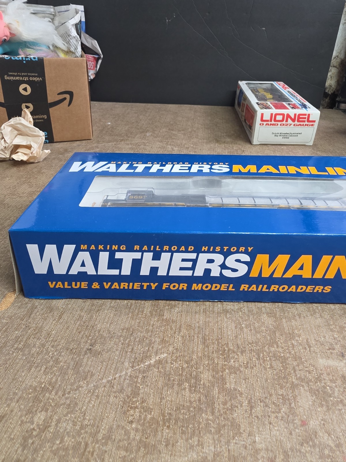 WALTHERS MAINLINE HO SCALE EMD GP9 PH II LOCOMOTIVE CSX #1798 910 – 10423 NEW