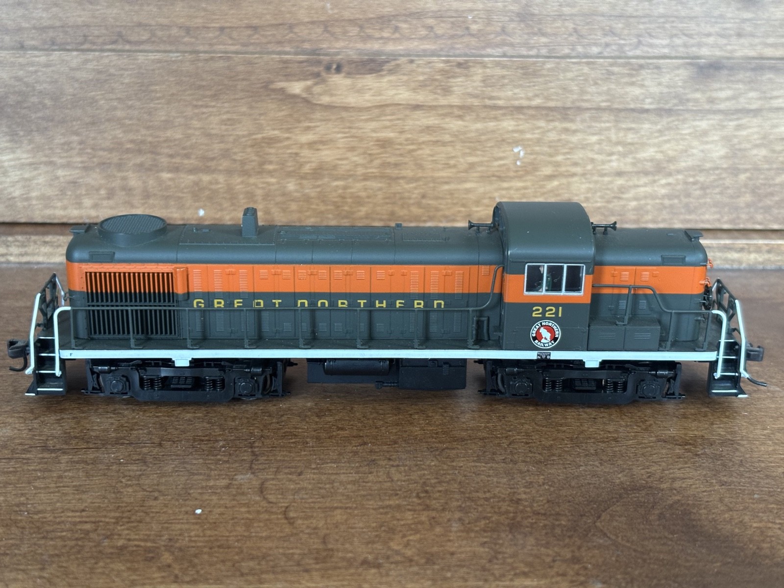 Atlas Classics HO Great Northern RS-3 Locomotive Road #221 Runs Well with box
