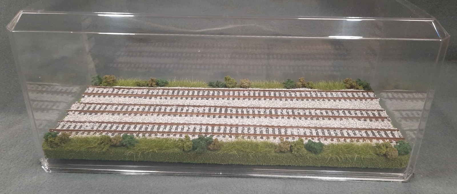 HO SCALE 16″ TRIPLE TRACK “SUMMER SCENE” – DISPLAY CASE – FOR ANY HO TRAIN