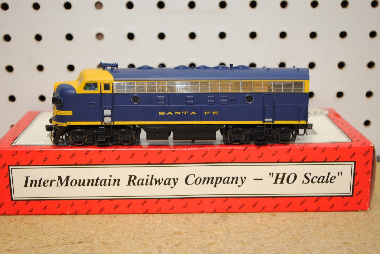InterMountain Railway Co. 49017S-03 Santa Fe #235 EMD F7A Diesel Loco w/Sound HO