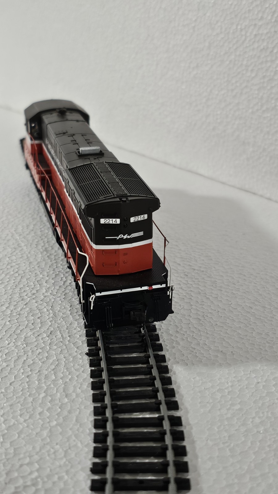 Providence & Worcester HO Diesel Locomotive 2214 Red Black White Painted
