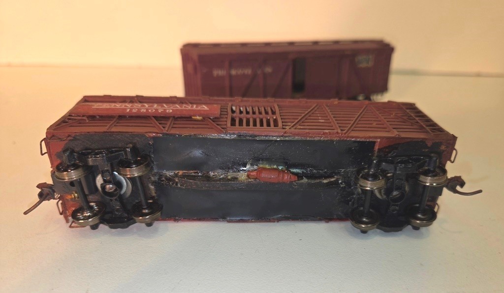 Vintage HO / IHC NEW HAVEN 2-8-0 Consolidation Locomotive & Tender w/ (4) Cars