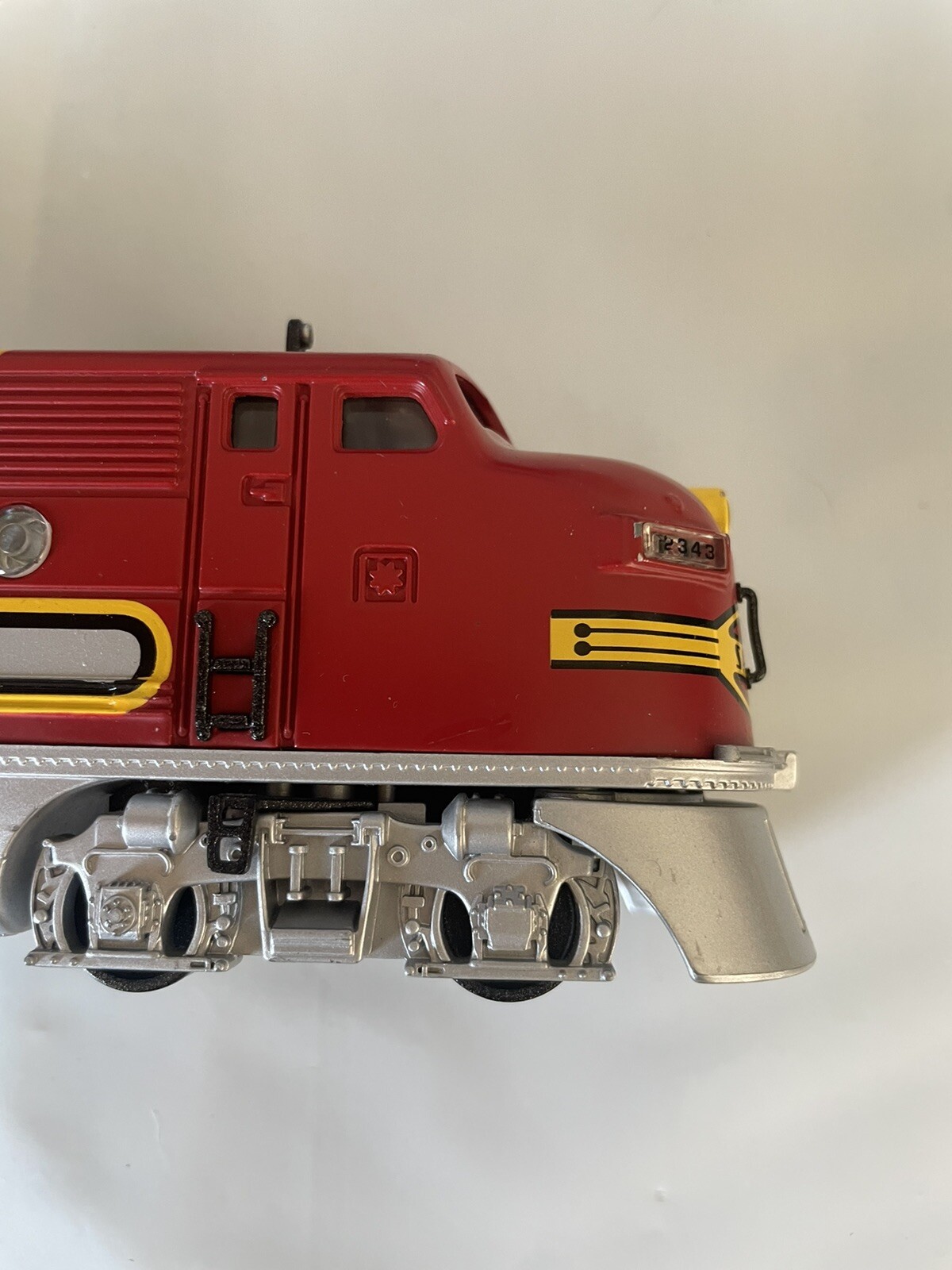 Untested On Track – Has Light And Sound – Lionel Santa Fe 2343 Model Train