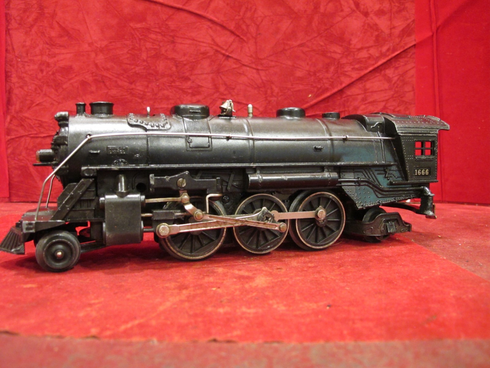 NICE postwar Lionel 1666 2-6-2 Locomotive~ TESTED RUNS AND LIGHTS