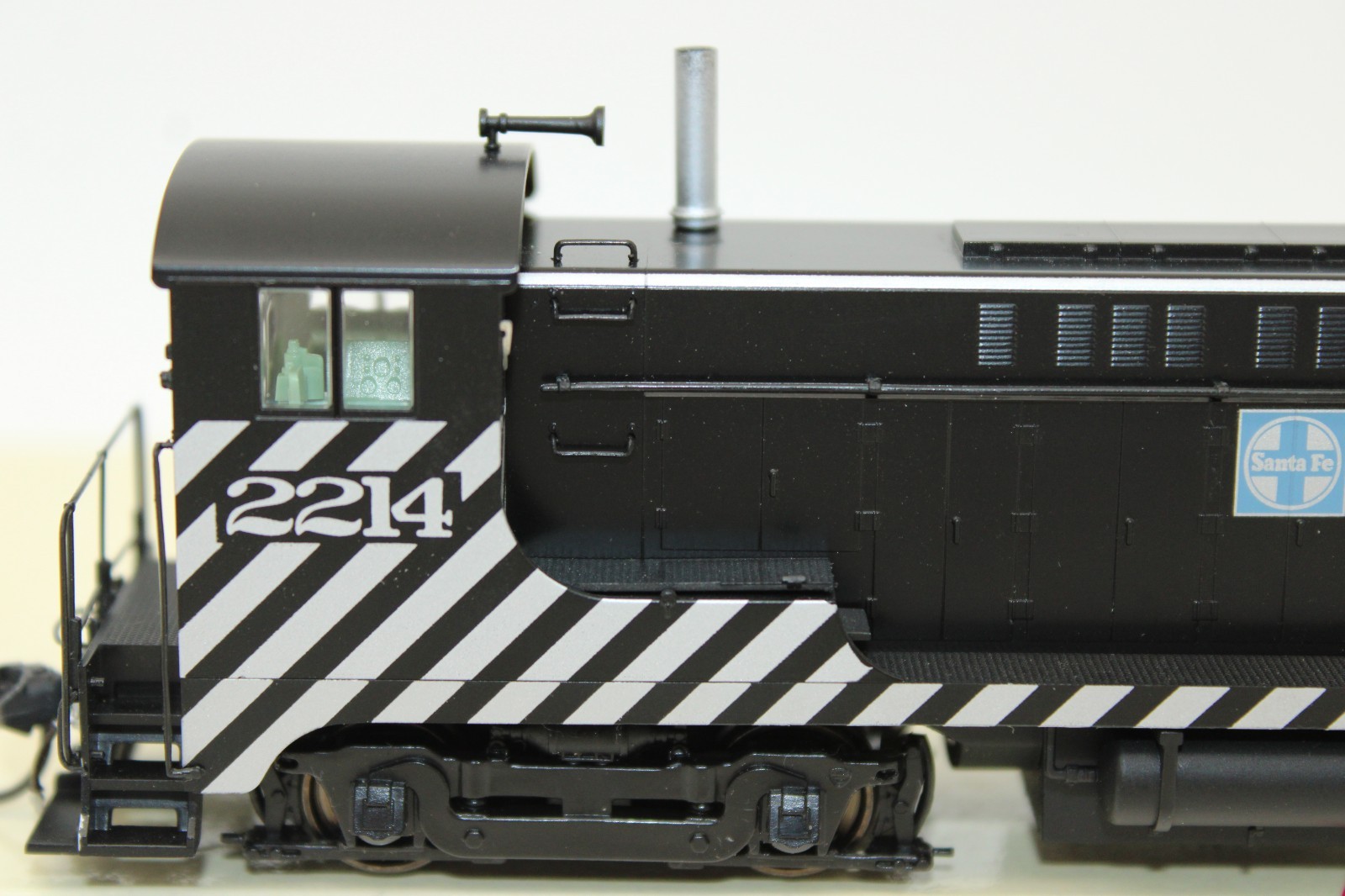 Stewart HO ATSF Santa Fe Baldwin VO1000 Diesel Locomotive #2214 DCC Ready LED