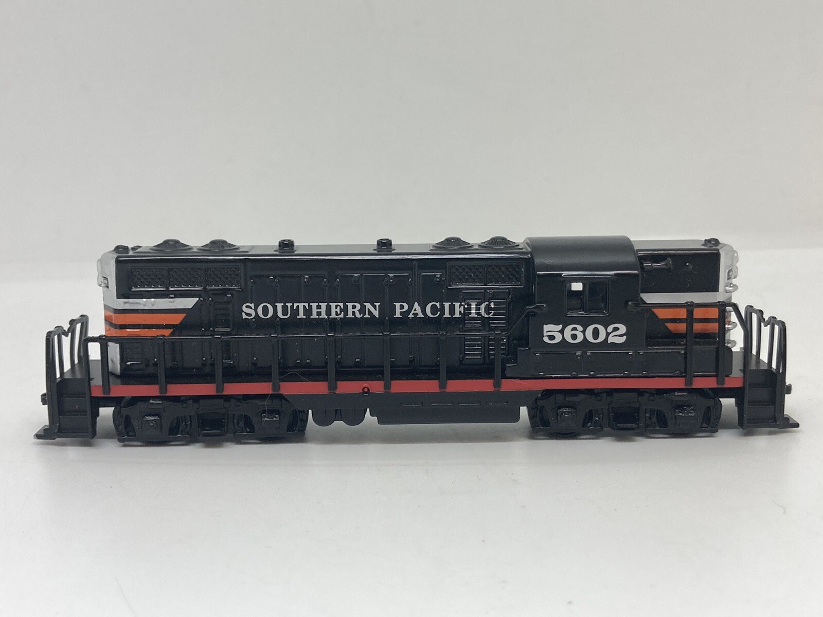 Lionel 5602 Southern Pacific GP-9 Unpowered Diesel LN/Box – TT Scale