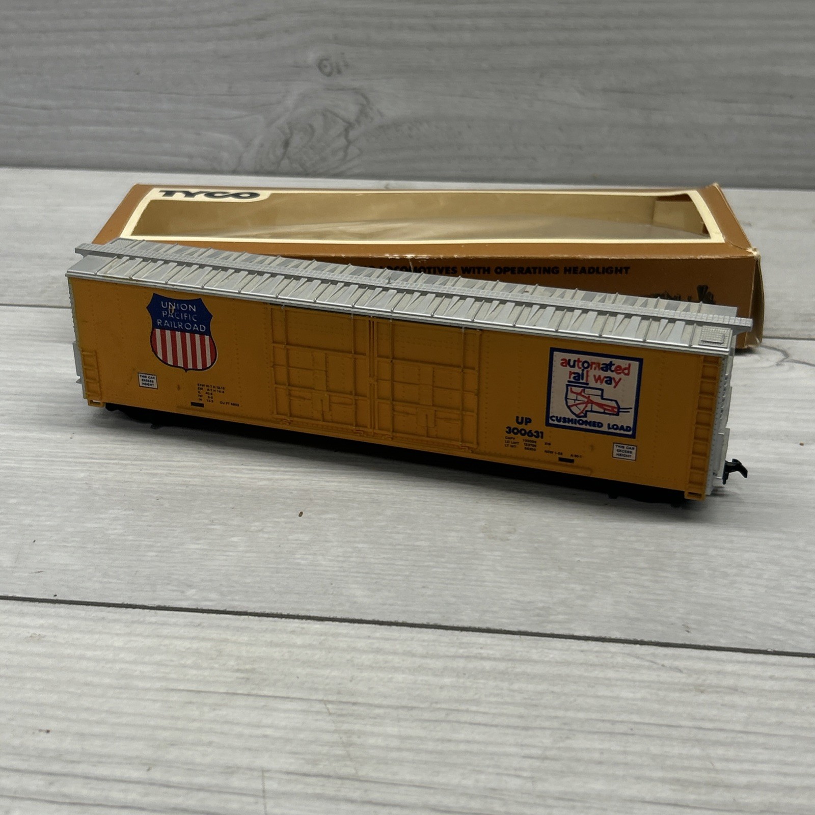 HO Scale Union Pacific Railroad 50′ High Roof Boxcar #300631