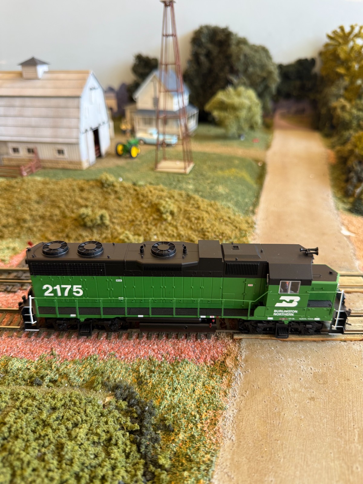 HO Atlas Classic 8954 GP38 Burlington Northern #2175. DC/DCC Decoder. TRO. IOB.