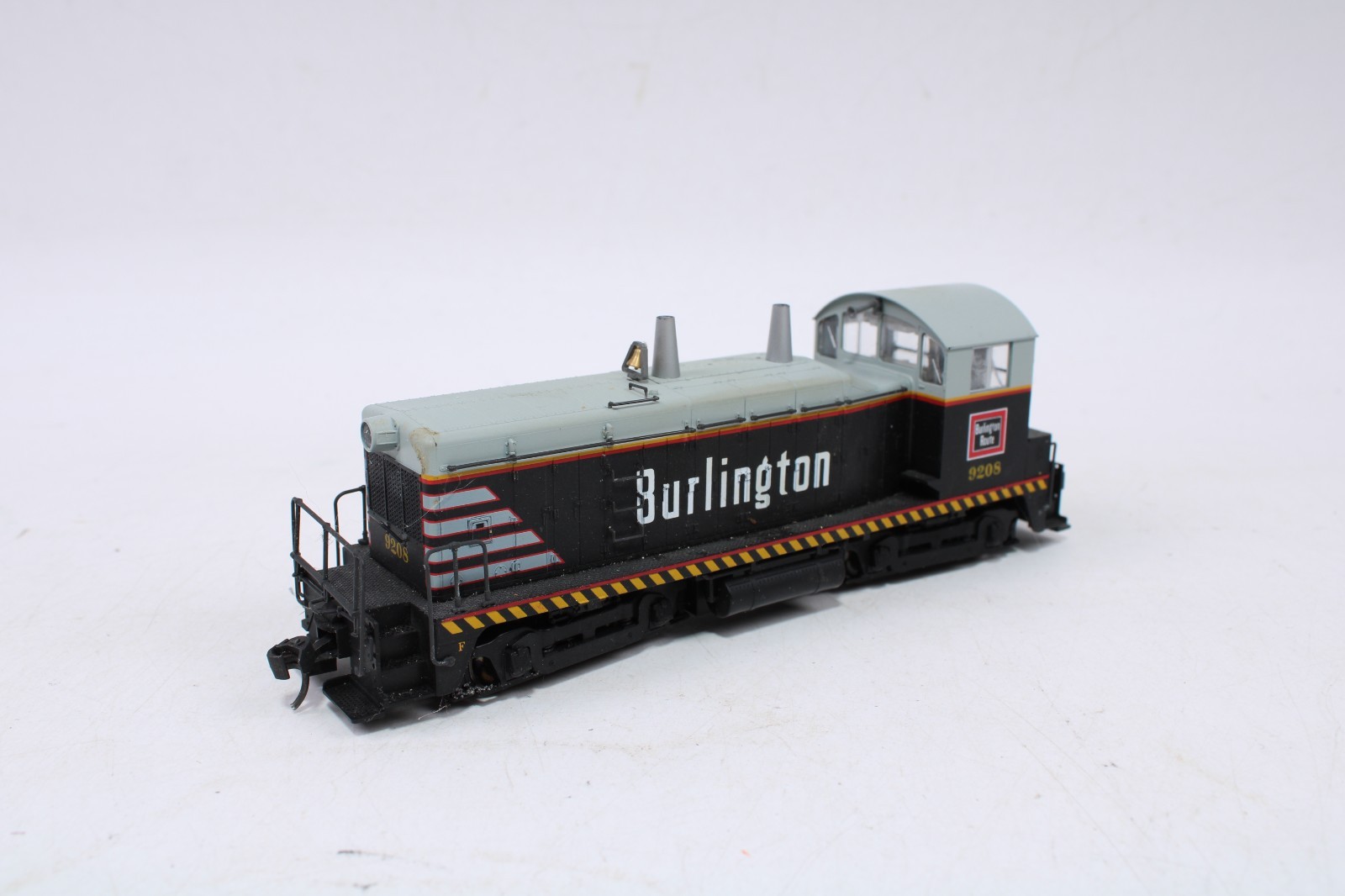 KATO 37-10F HO Scale EMD NW2 Phase I Diesel Locomotive CB&Q Burlington #9208