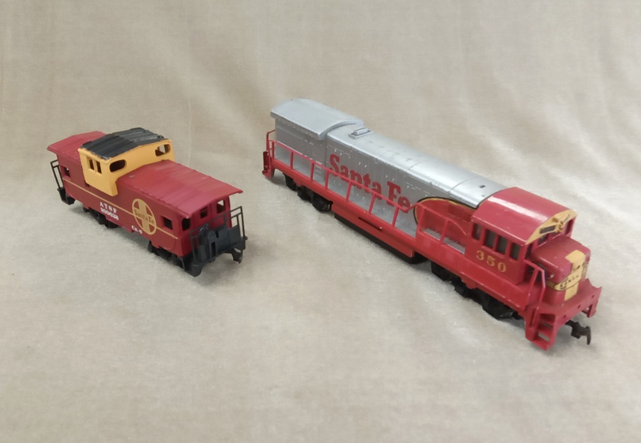 HO Gauge Bachman Santa Fe #350 Diesel Locomotive and Caboose Set * XXMR412E