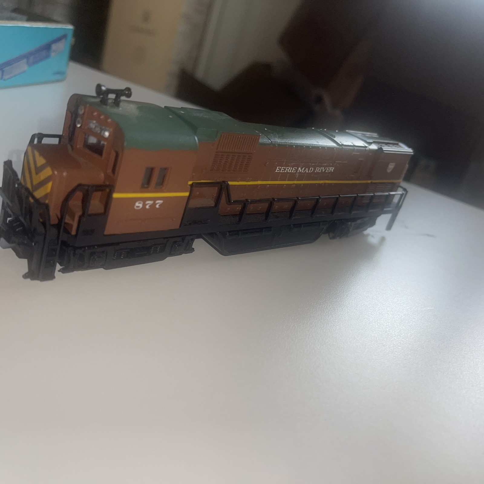 HO Scale Eerie Mad River GP38 Diesel Locomotive #877 – Brown/Green