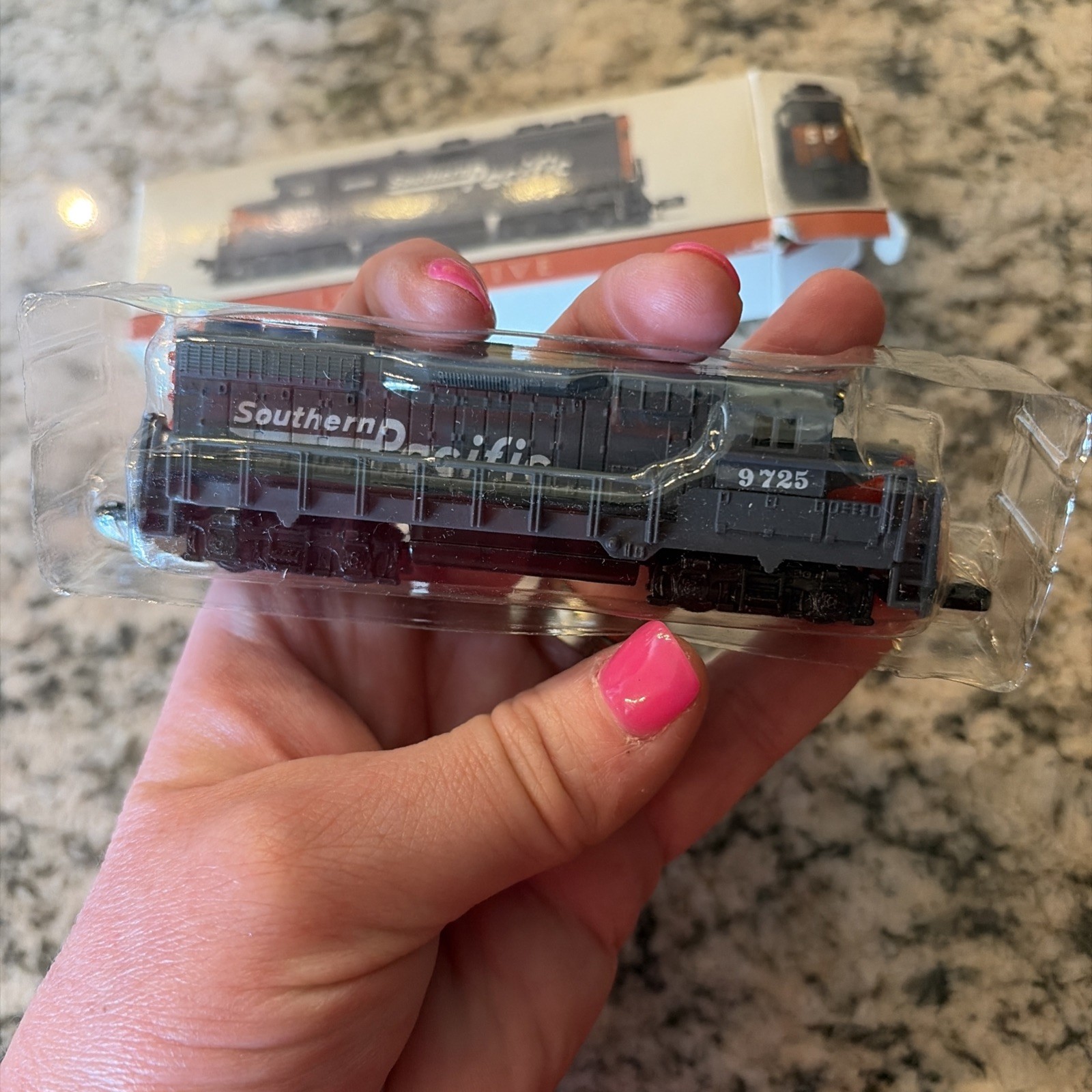 Southern Pacific Locomotive #9725 Model Train In Original Box