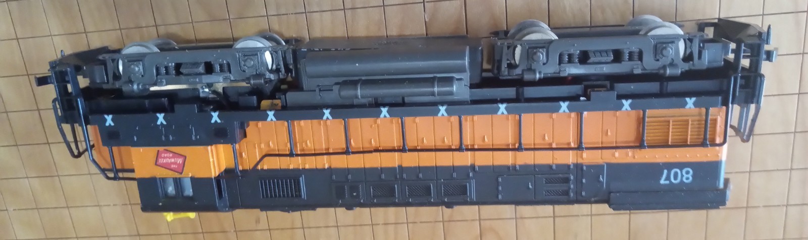 AHM HO Scale Alco Century 424 Diesel Locomotive – The Milwaukee Road 807 -…