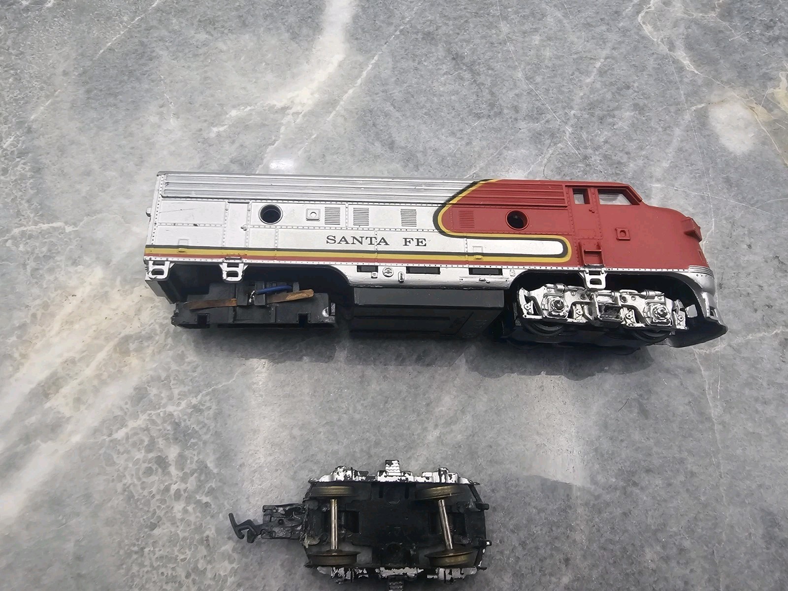 HO Train Life-Like Santa Fe F7 Powered Engine