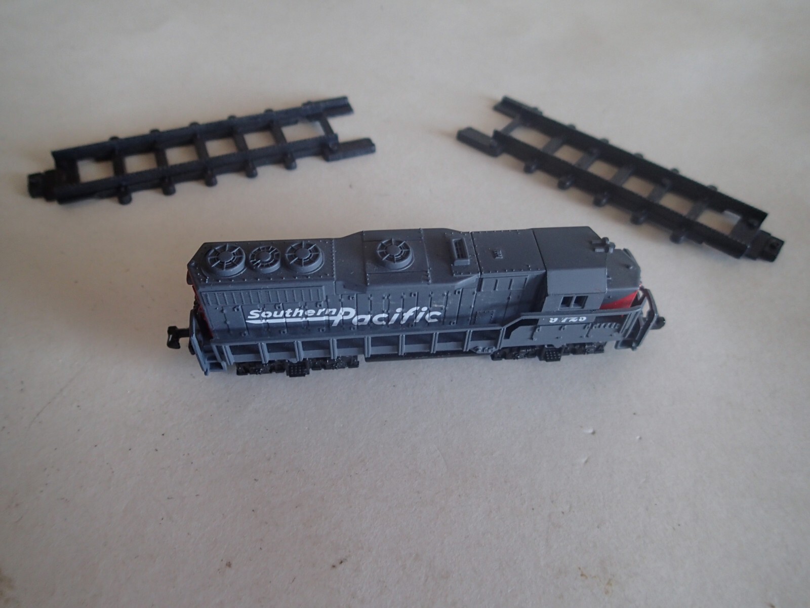 Southern Pacific Toy Train No 418 High Speed 9725, Collector Locomotive w/Tracks