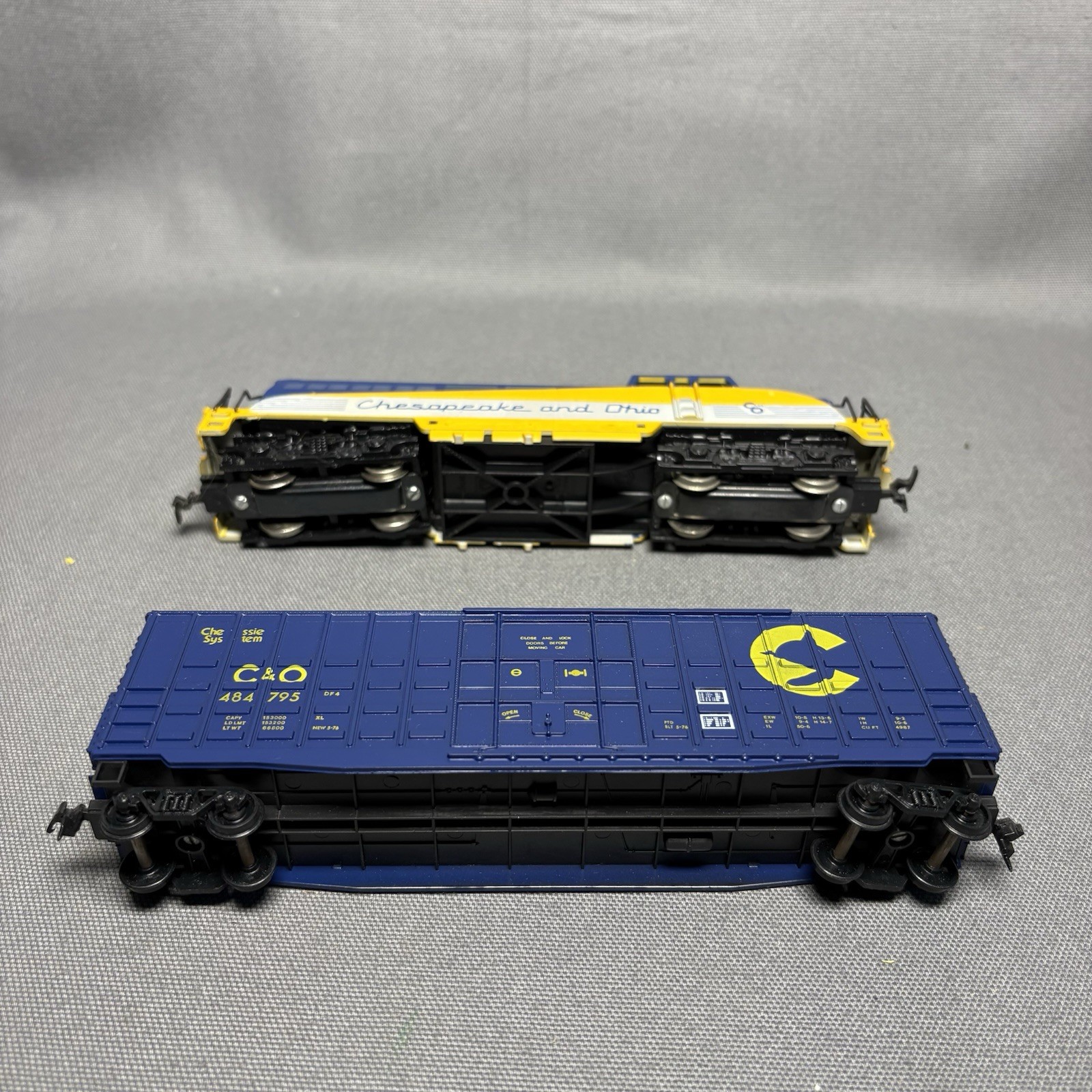 AHM HO Scale Chesapeake & Ohio Tempo Diesel Locomotive 1845 W/ Box Car 2pc