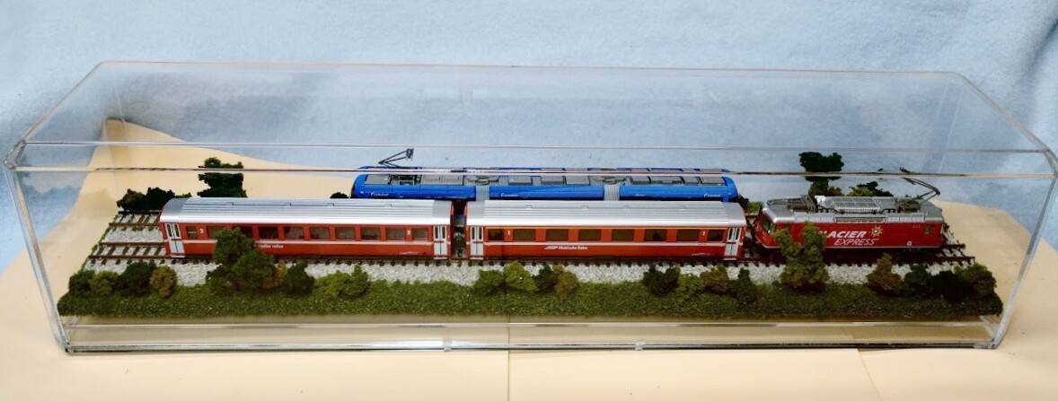 N SCALE 16″ DOUBLE-TRACK DISPLAY CASE – SUMMER SCENE-FOR ANY N TRAINS