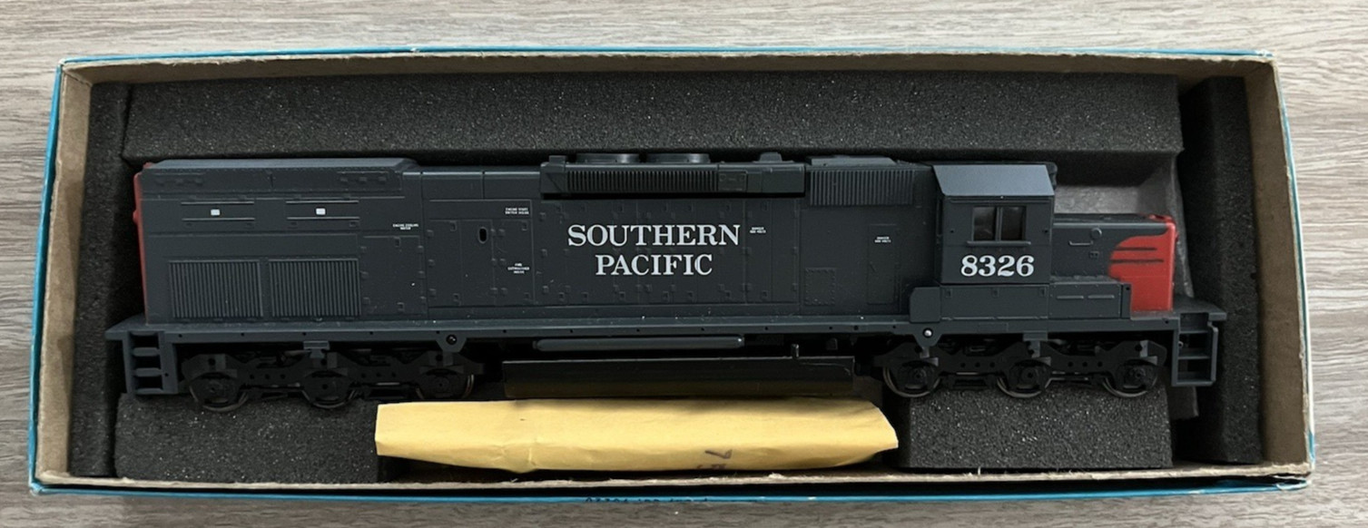 HO Scale Athearn Southern Pacific SD40T-2 Diesel Locomotive #8326 w/Light
