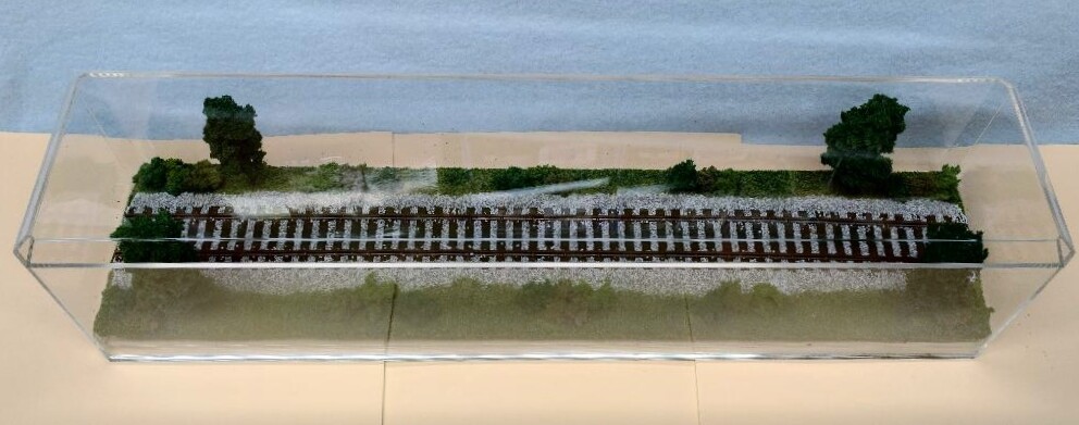 HO SCALE 16″ SINGLE TRACK HO TRAIN DISPLAY CASE -SUMMER SCENE FOR ANY HO