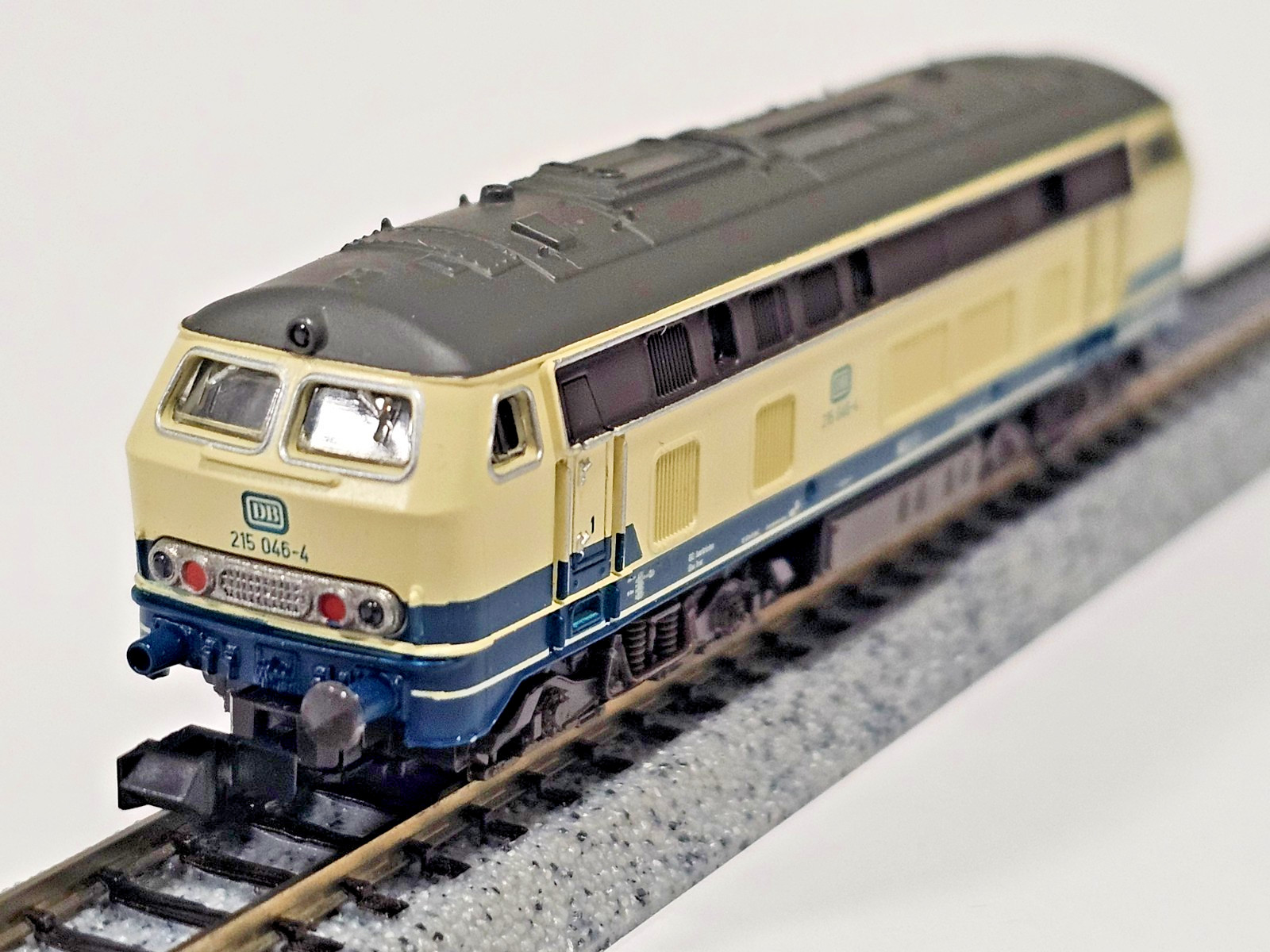 N SCALE ROCO 23422 BR215 045-4 DB EUROPEAN DIESEL LOCOMOTIVE MADE IN AUSTRIA