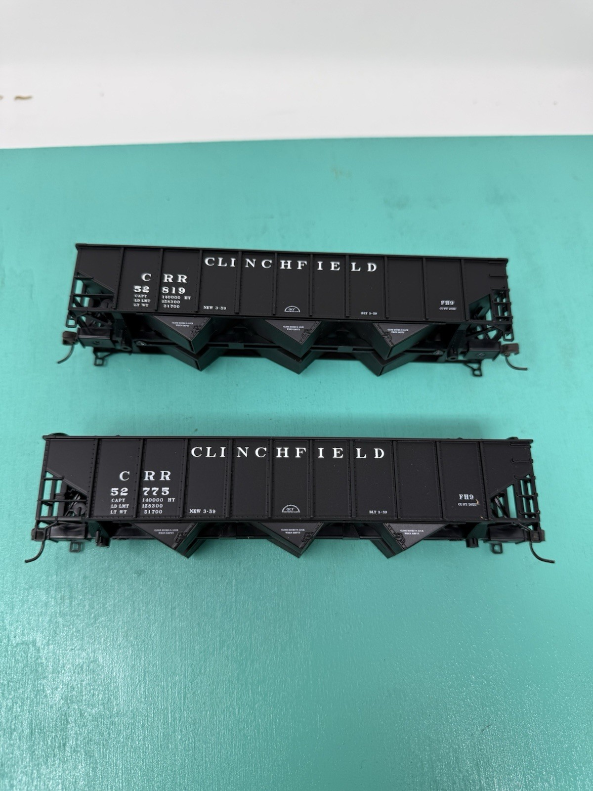 Atlas HO – 70 Ton 9 Panel Hopper – No Trucks No Package – Clinchfield Set Of 2