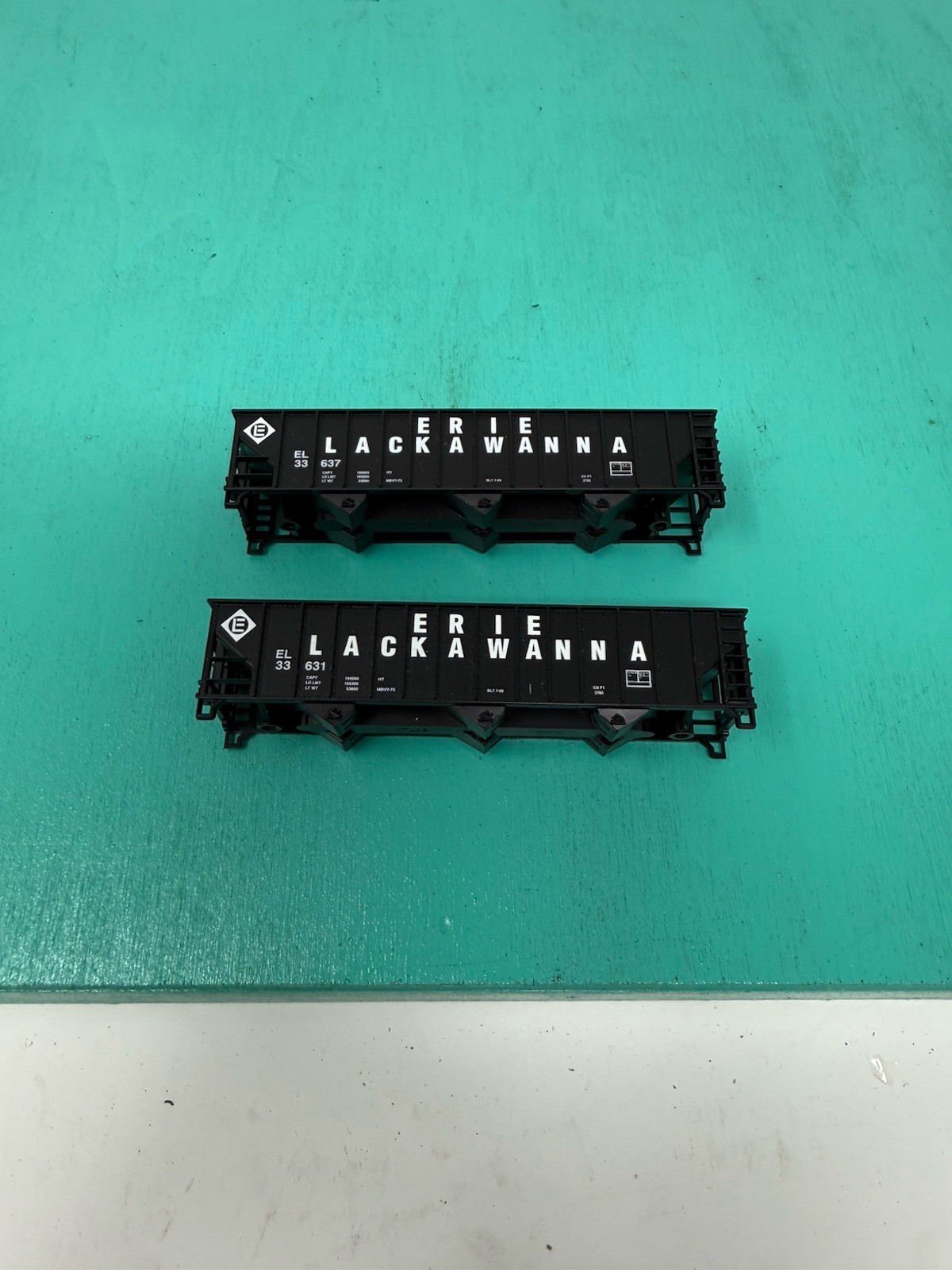 Atlas N – TM 90 Ton Hopper – No Trucks/Package – Erie Lackawanna Set Of 2