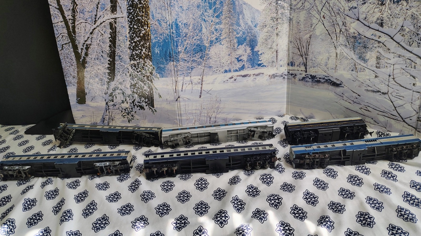 Massive lot of ho scale passenger cars, locomotives and shells READ DESCRIPTION