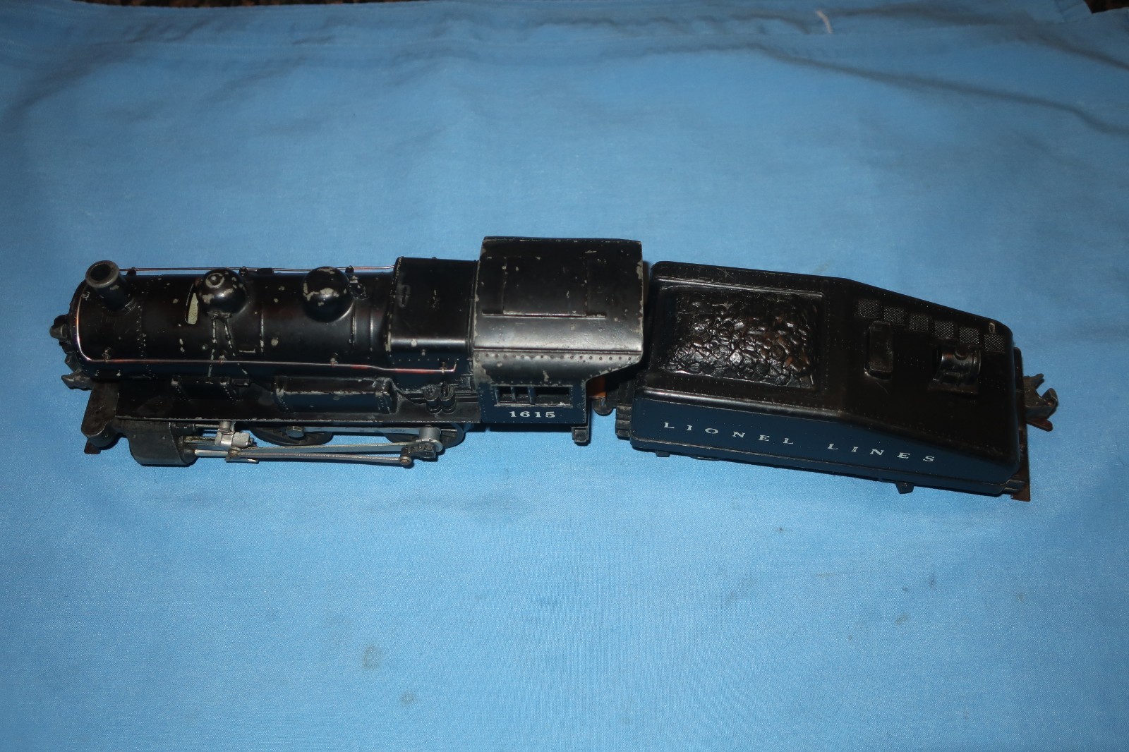 Lionel #1615 Steam Locomotive Switcher with Slope Back Tender. Runs well