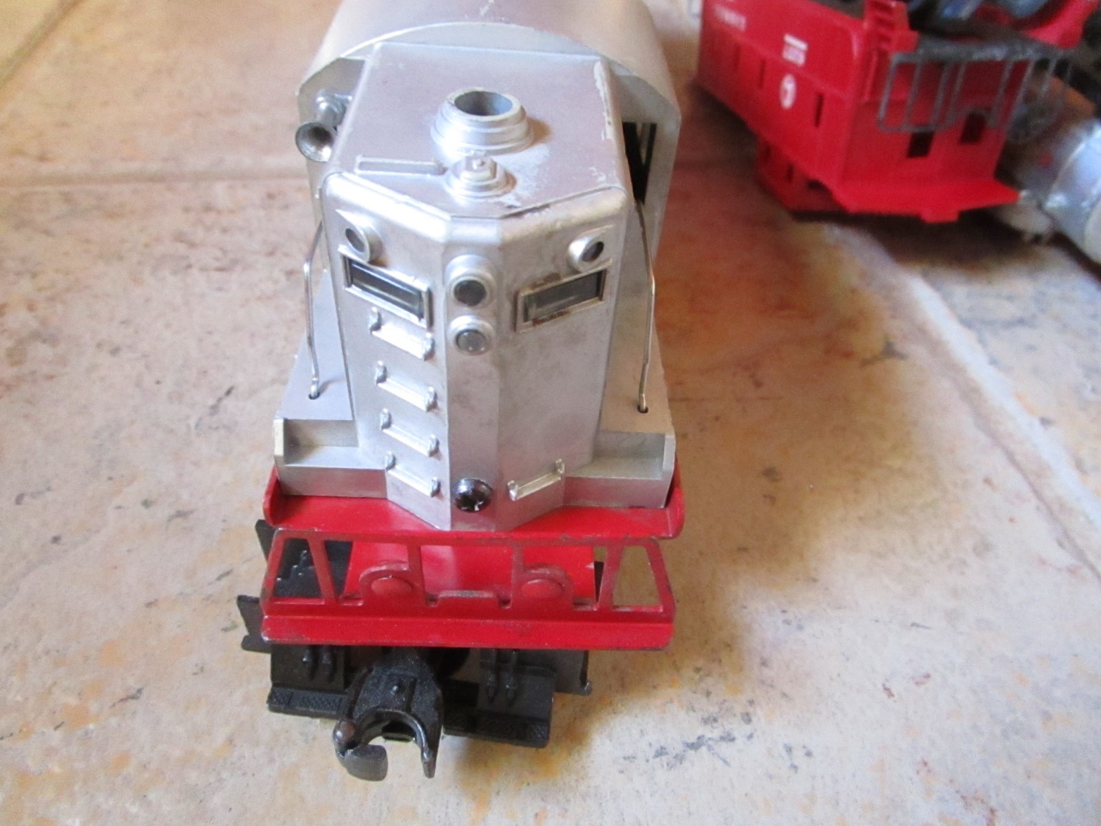 1950’S LIONEL O GAUGE 2328 BURLINGTON ROUTE GP-7 POWERED DIESEL RUNS WITH 5 CARS