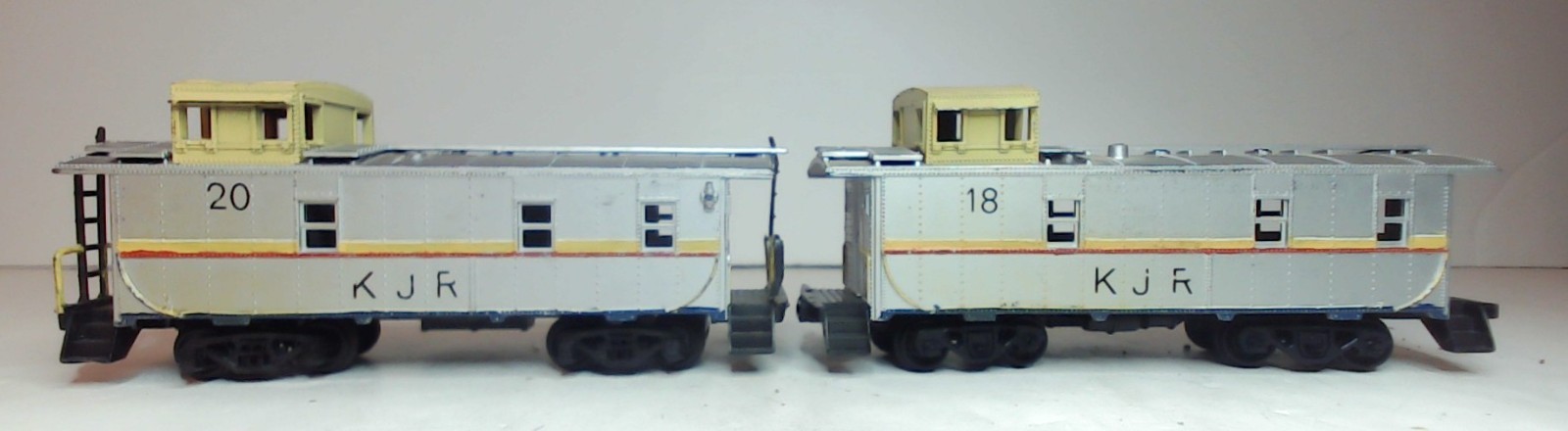 Hand-painted AHM HO RS-2 Diesel Locomotive, 2 Cabooses – Roco, Unbranded (DL076)